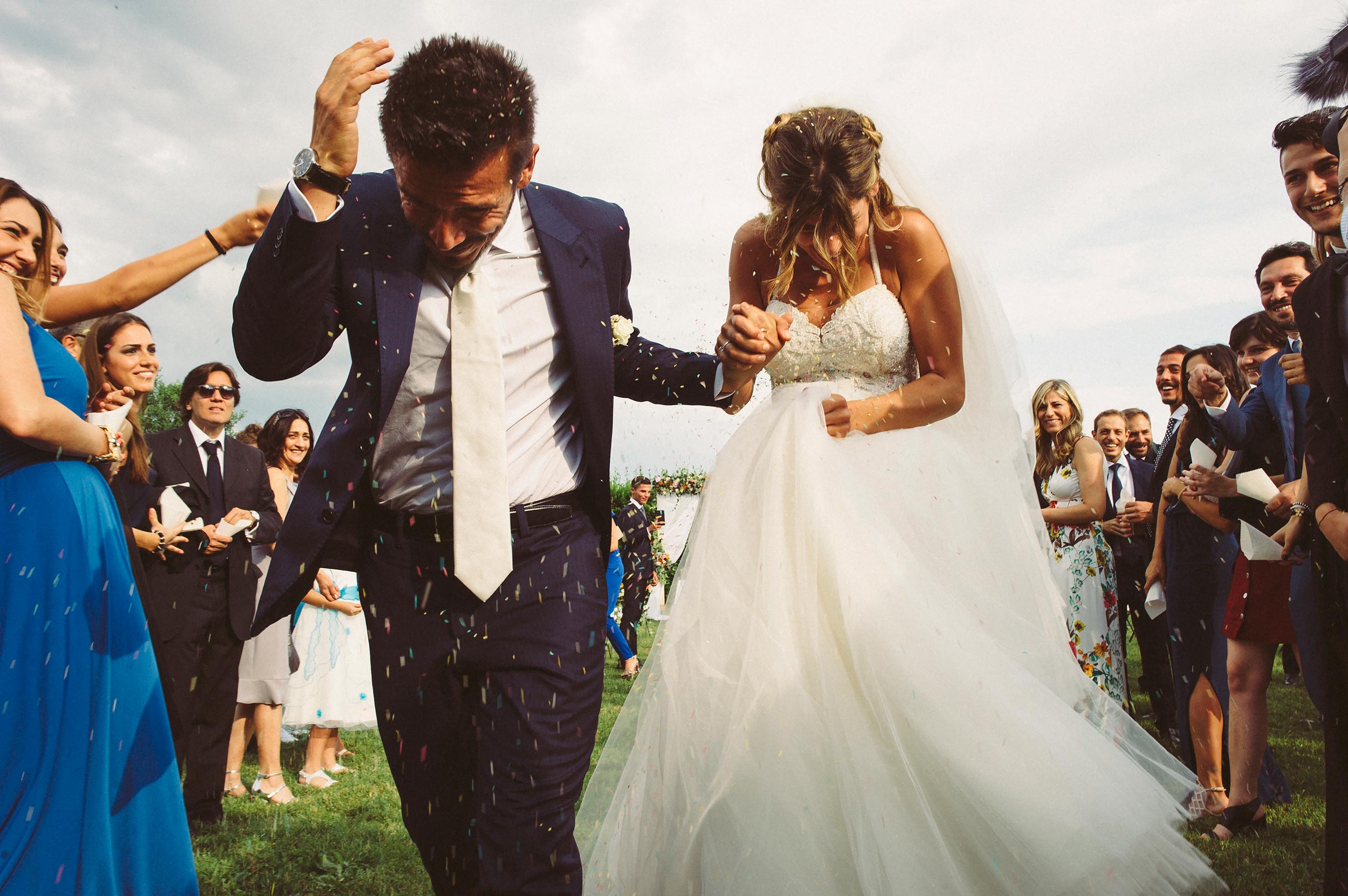 wedding-ceremony-garden-italy-bride-and-groom-running-confetti-rice-documentary-wedding-photography-by-Alessandro-Avenali.jpg