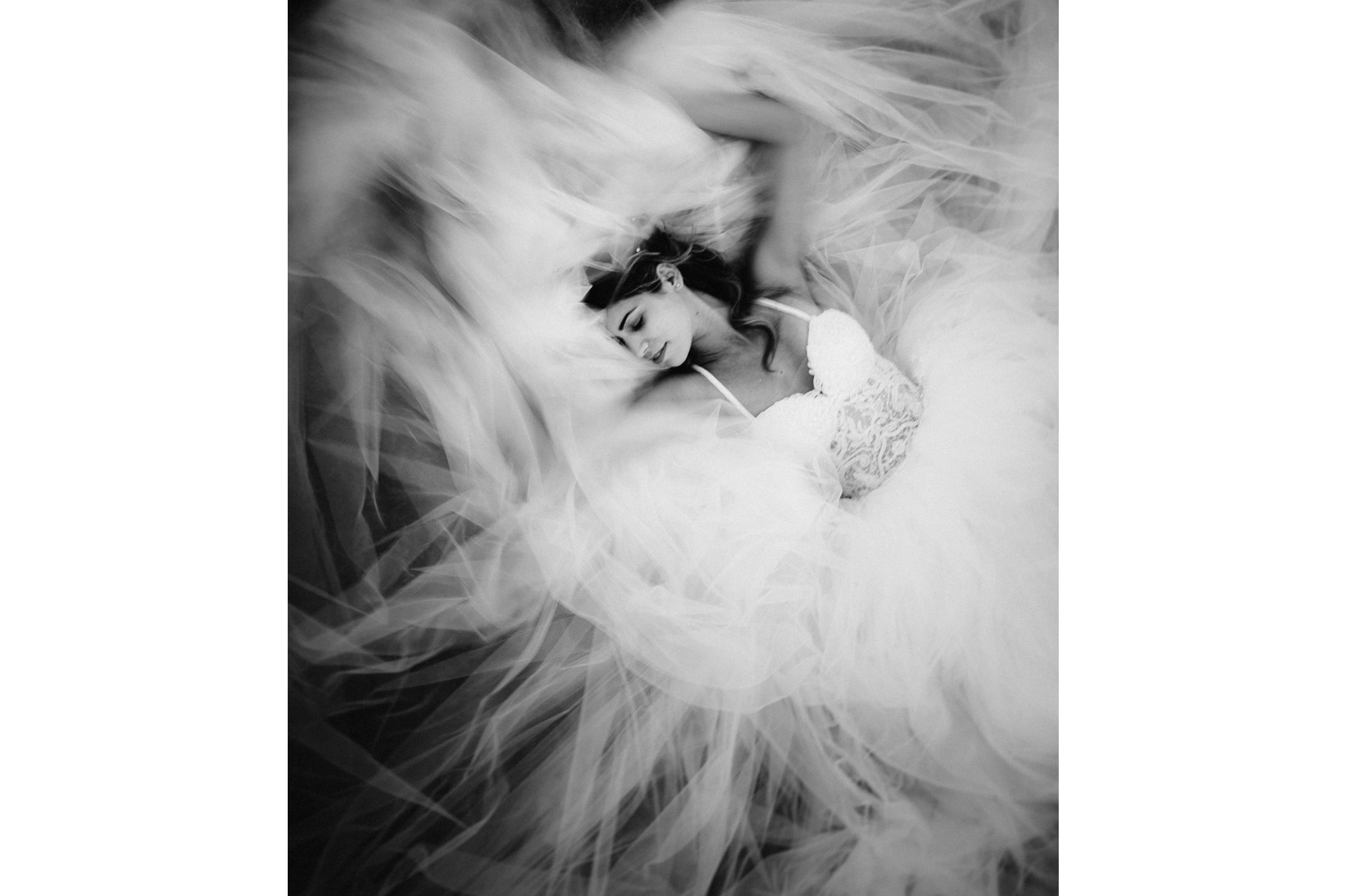 bridal dress portrait black and white wedding photography by Alessandro Avenali.jpg
