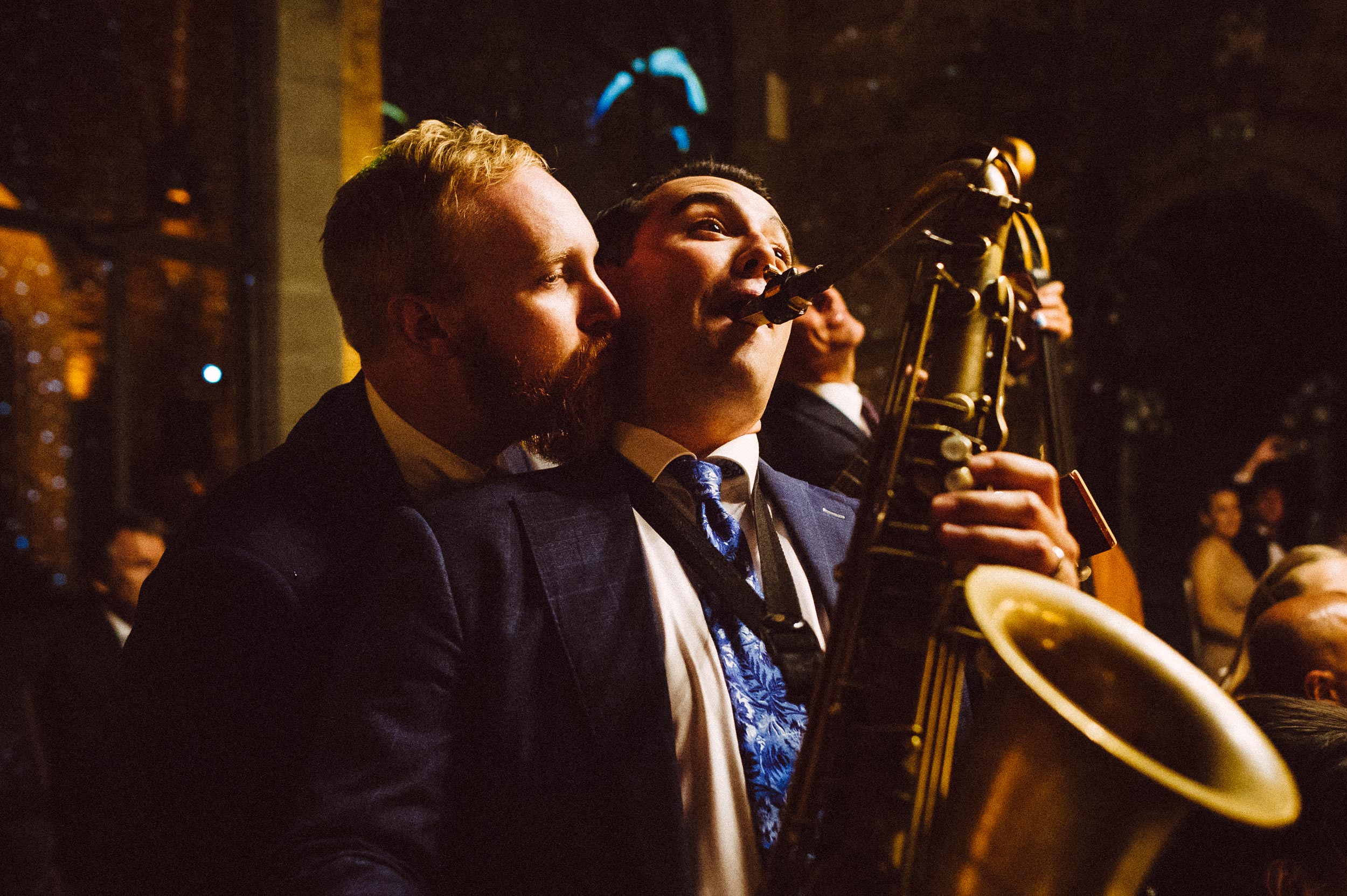the-london-essentials-performing-in-tuscany-vincigliata-castle-documentary-wedding-photographer-Alessandro-Avenali.jpg