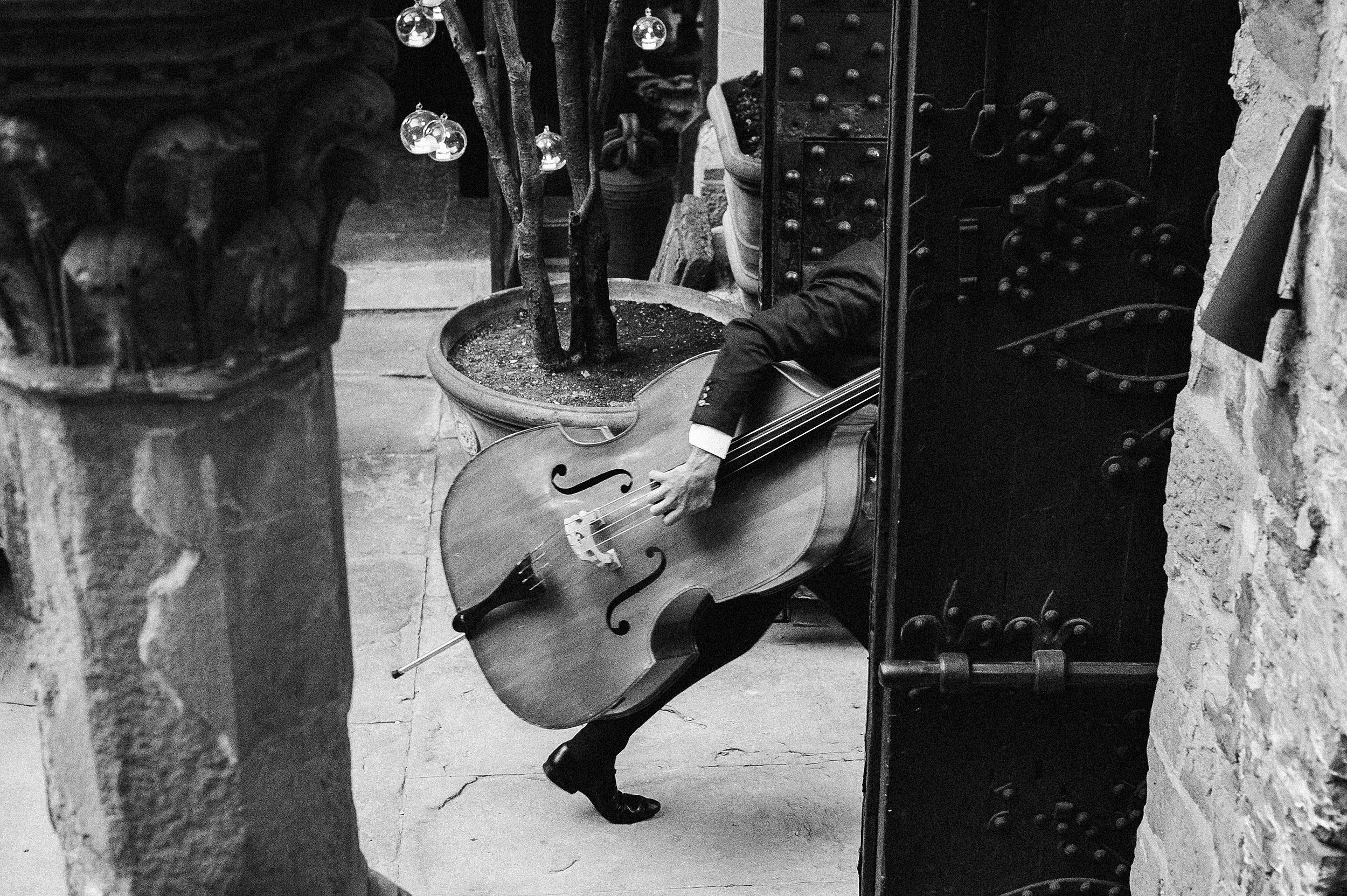 black-and-white-double-bass-the-london-essentials-performing-in-tuscany-vincigliata-castle-documentary-wedding-photographer-Alessandro-Avenali.jpg
