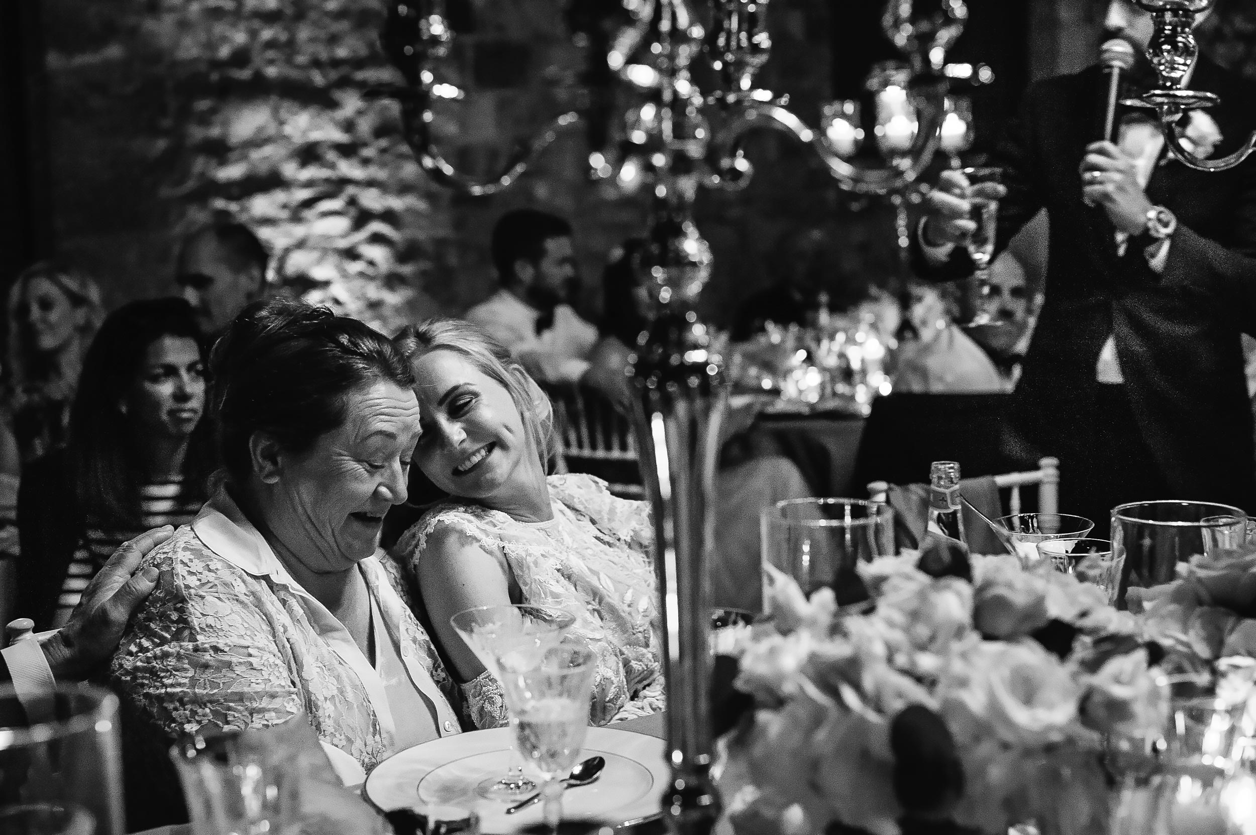 moving-speech-luxury-wedding-bride-groom-mom-parents-black-and-white-documentary-wedding-photography-by-Alessandro-Avenali.jpg