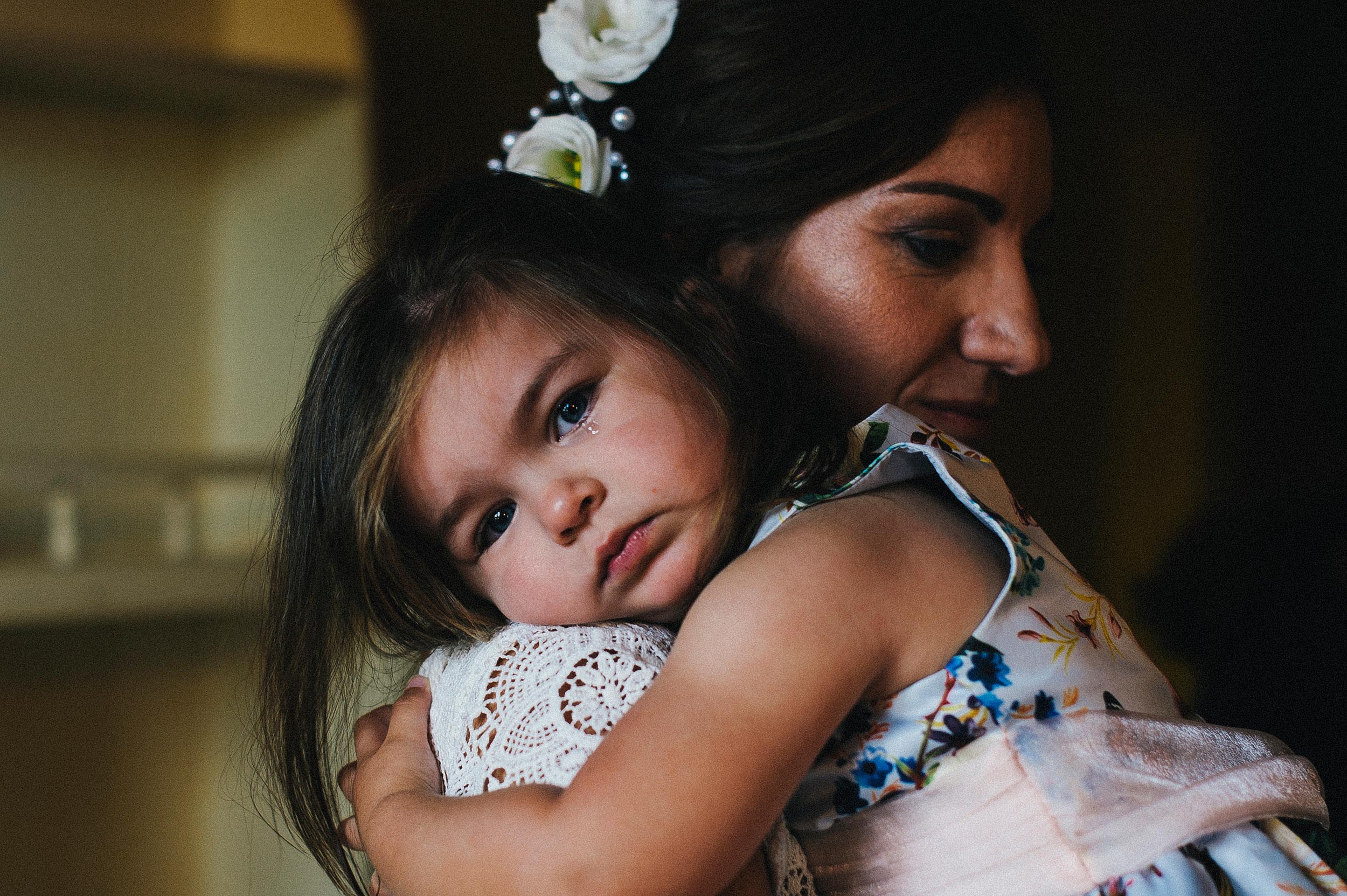moms-love-girl-with-tear-in-her-eye-documentary-wedding-photography-in-tuscany-by-Alessandro-Avenali.jpg