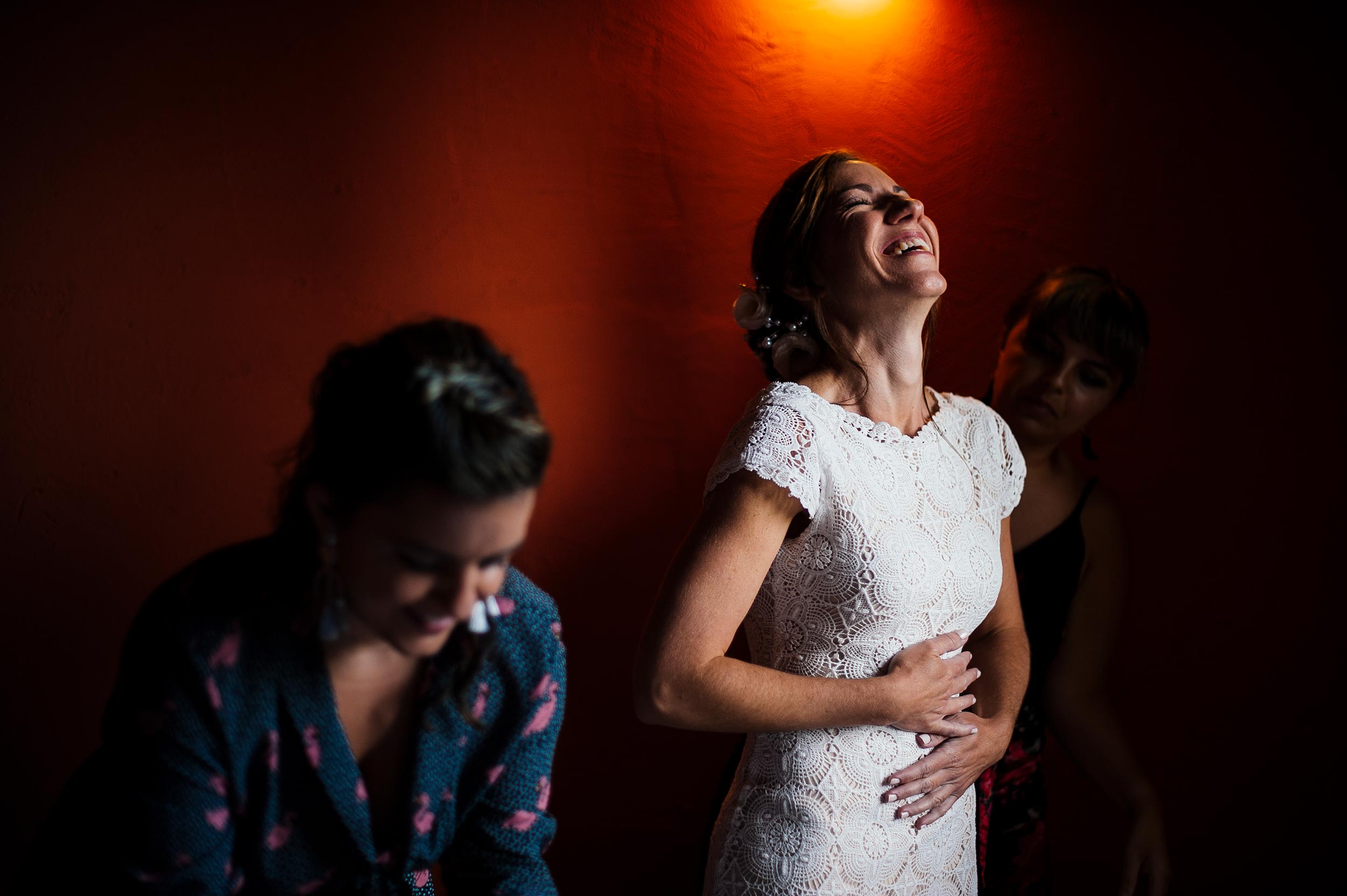 bride-getting-ready-against-red-wall-italian-wedding-reportage-by-Alessandro-Avenali.jpg