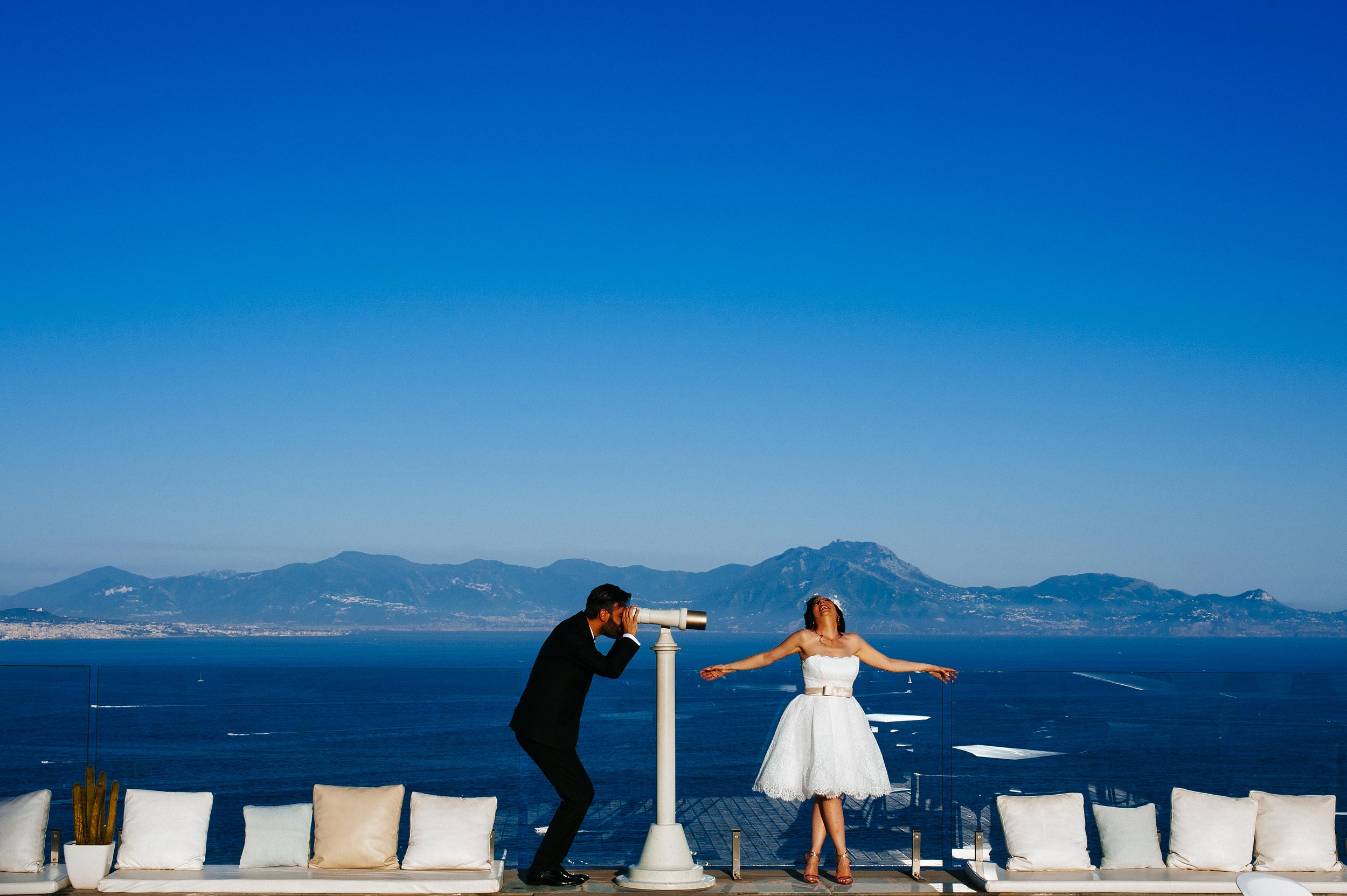 wedding-naples-terrace-over-the-sea-groom-watching-bride-through-spyglass-by-Alessandro-Avenali.jpg