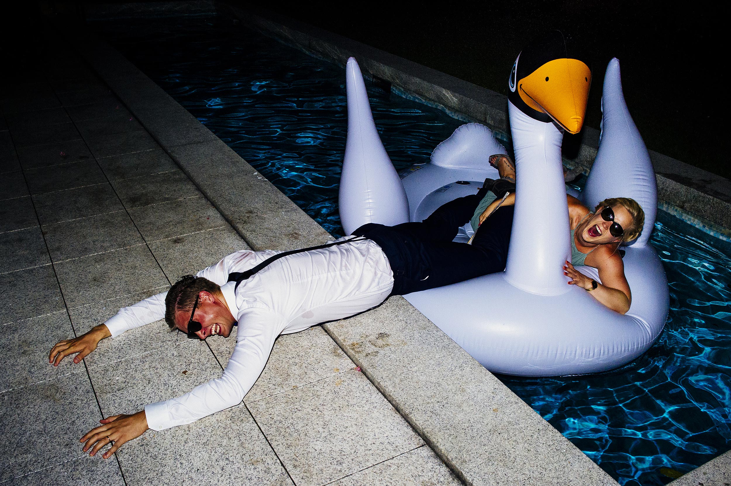 crazy-pool-party-wedding-inflatable-duck-in-lake-como-by-Alessandro-Avenali-italian-photographer.jpg