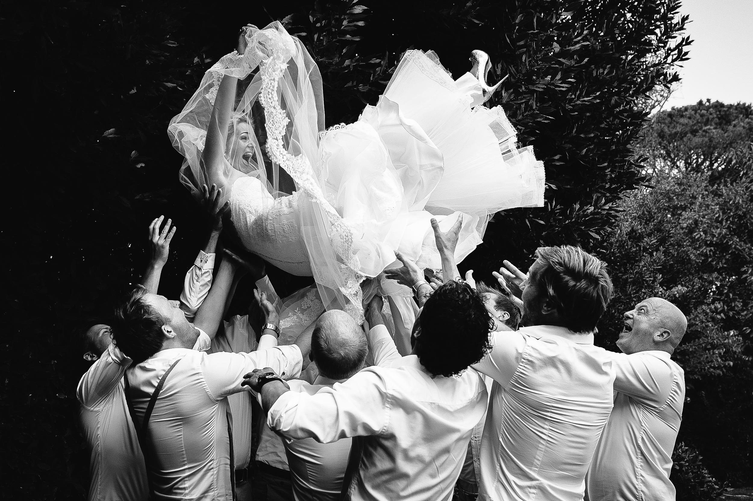 Castello di Monterado Wedding Photographer Marche Central Italy Alessandro Avenali Documentary Black And White Bride Jumping