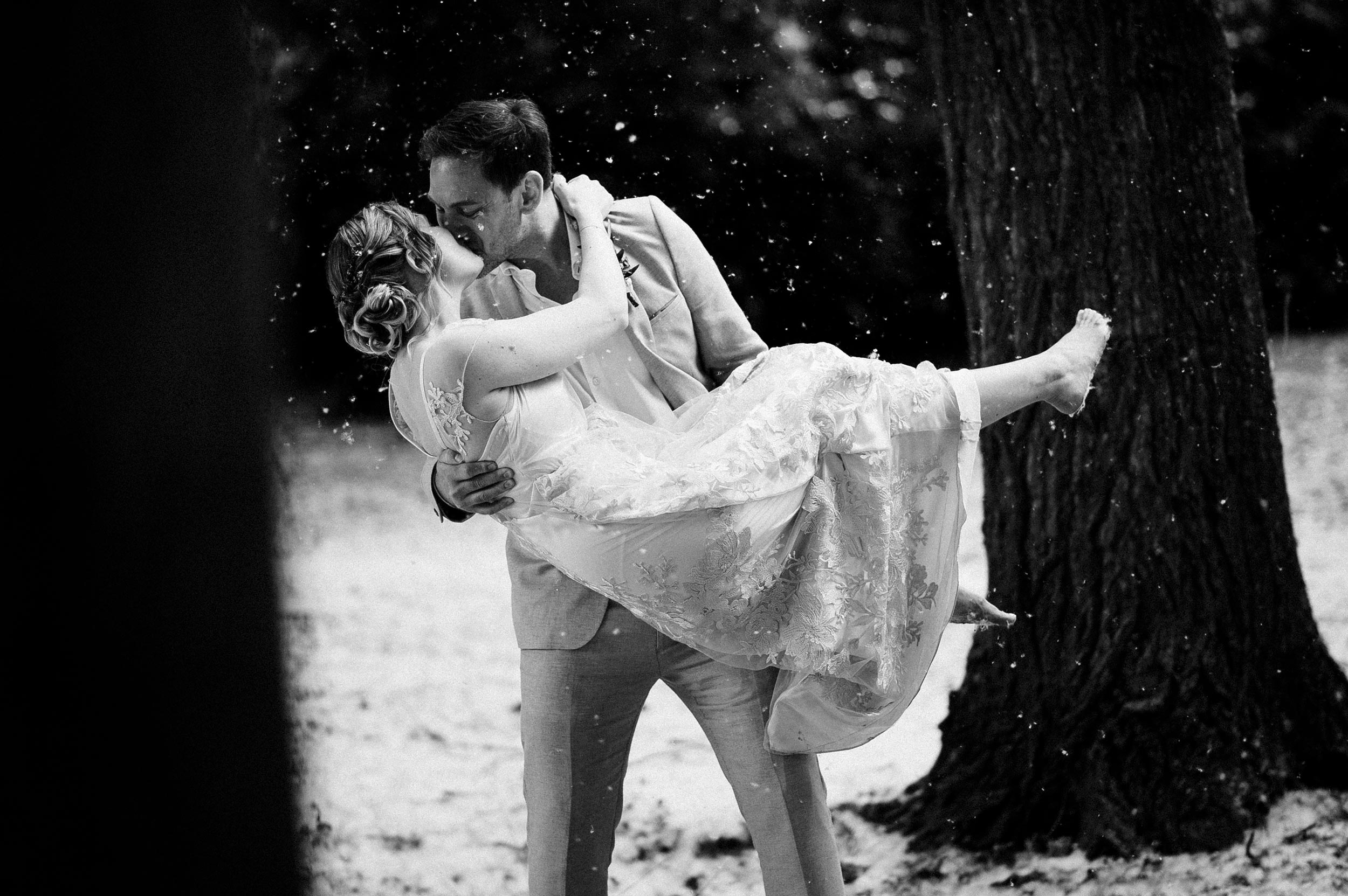 Couple kisses in the snow - Italy Wedding Photographer Alessandro Avenali