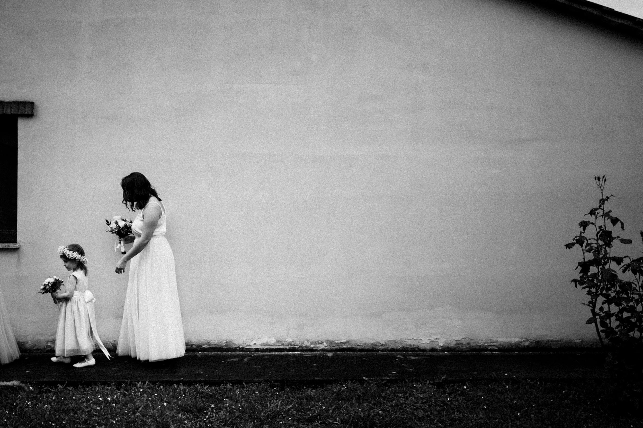 flower girl italy wedding photographer tuscany alessandro avenali candid wedding photography