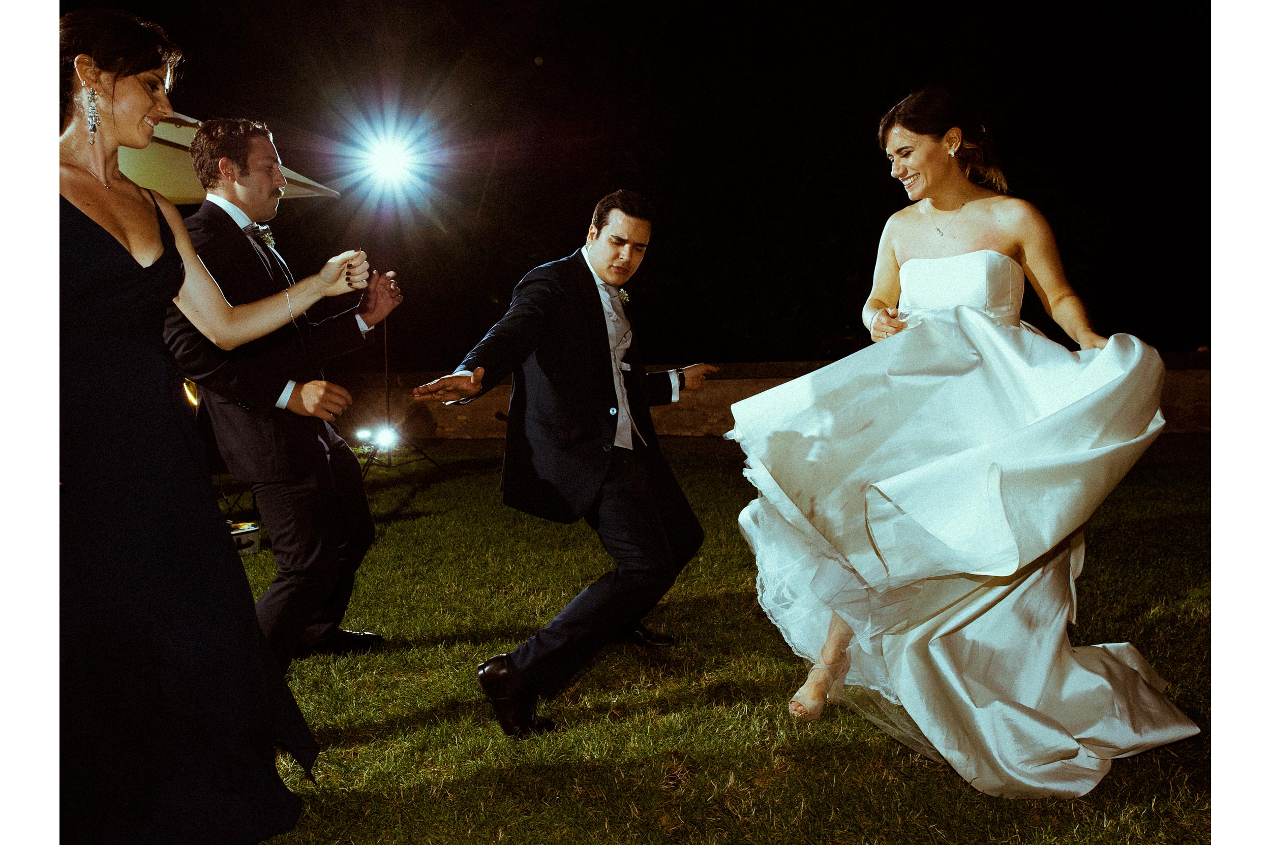 bride and groom dancing in rome wedding photographer alessandro avenali