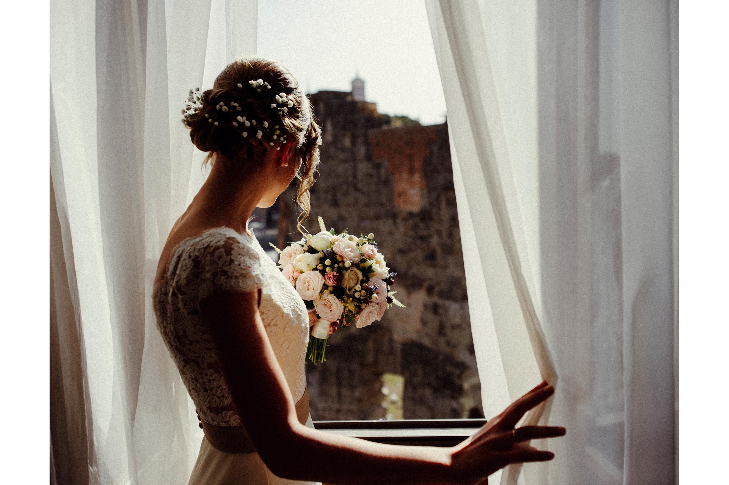 Roman Forum Rome Wedding Photographer Alessandro Avenali Bride at the Window with Bouquet.jpg