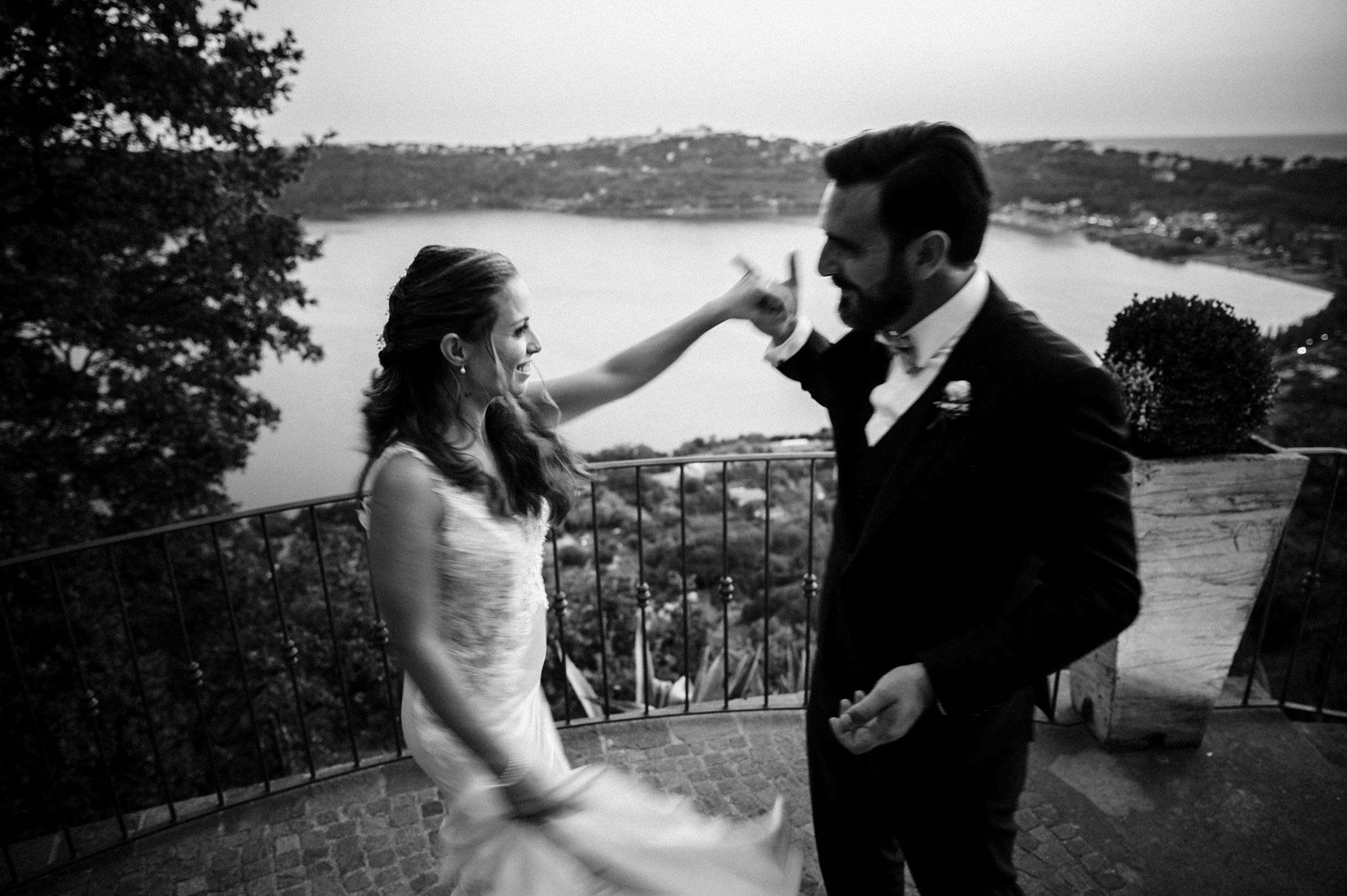 wedding rome matrimonio villa pocci black and white bride and groom dancing fotografo Roma Alessandro Avenali