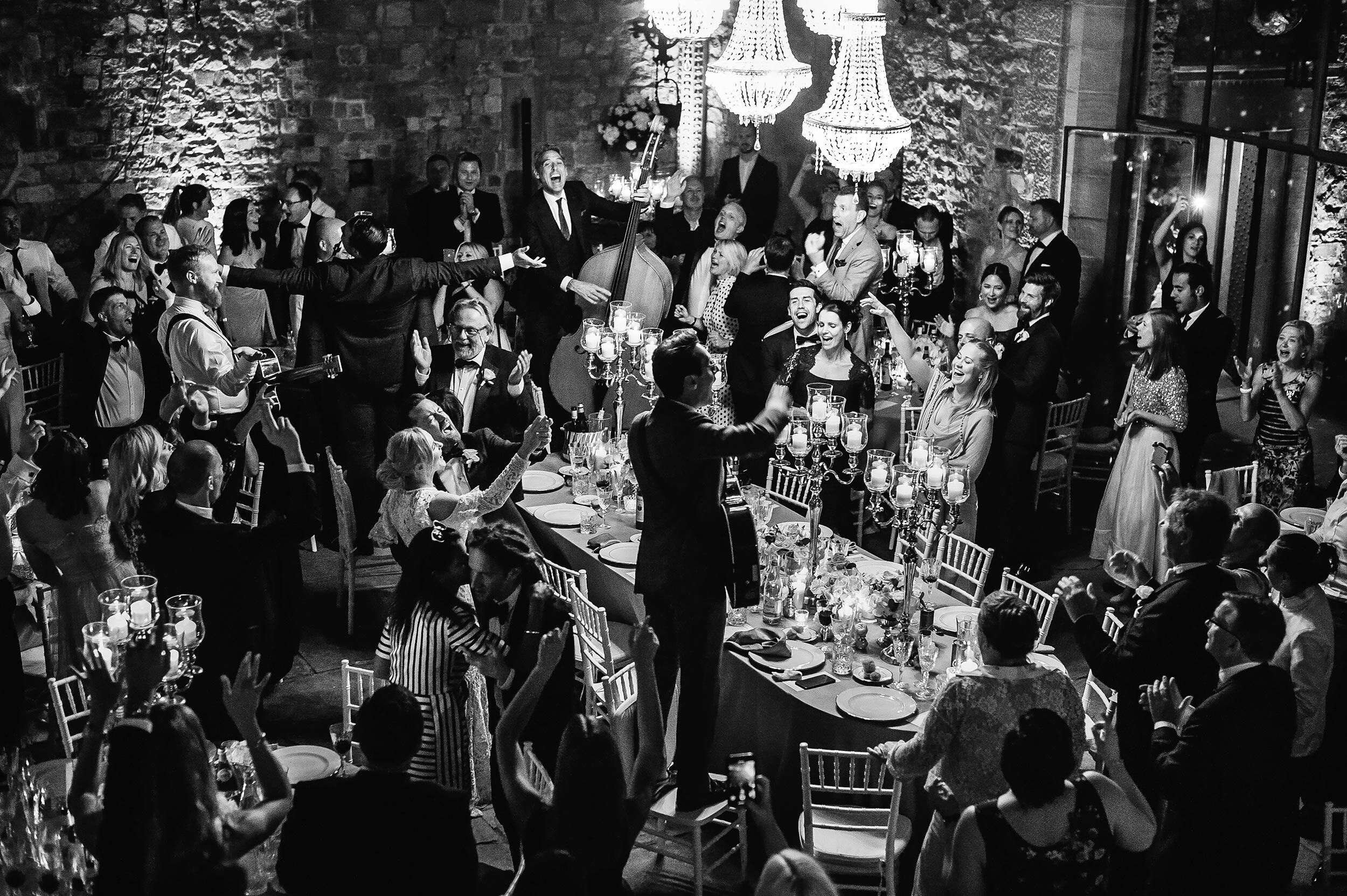 wedding-reception-dancing-live-music-band-the-london-essentials-black-and-white-candid-photographer-Alessandro-Avenali.jpg