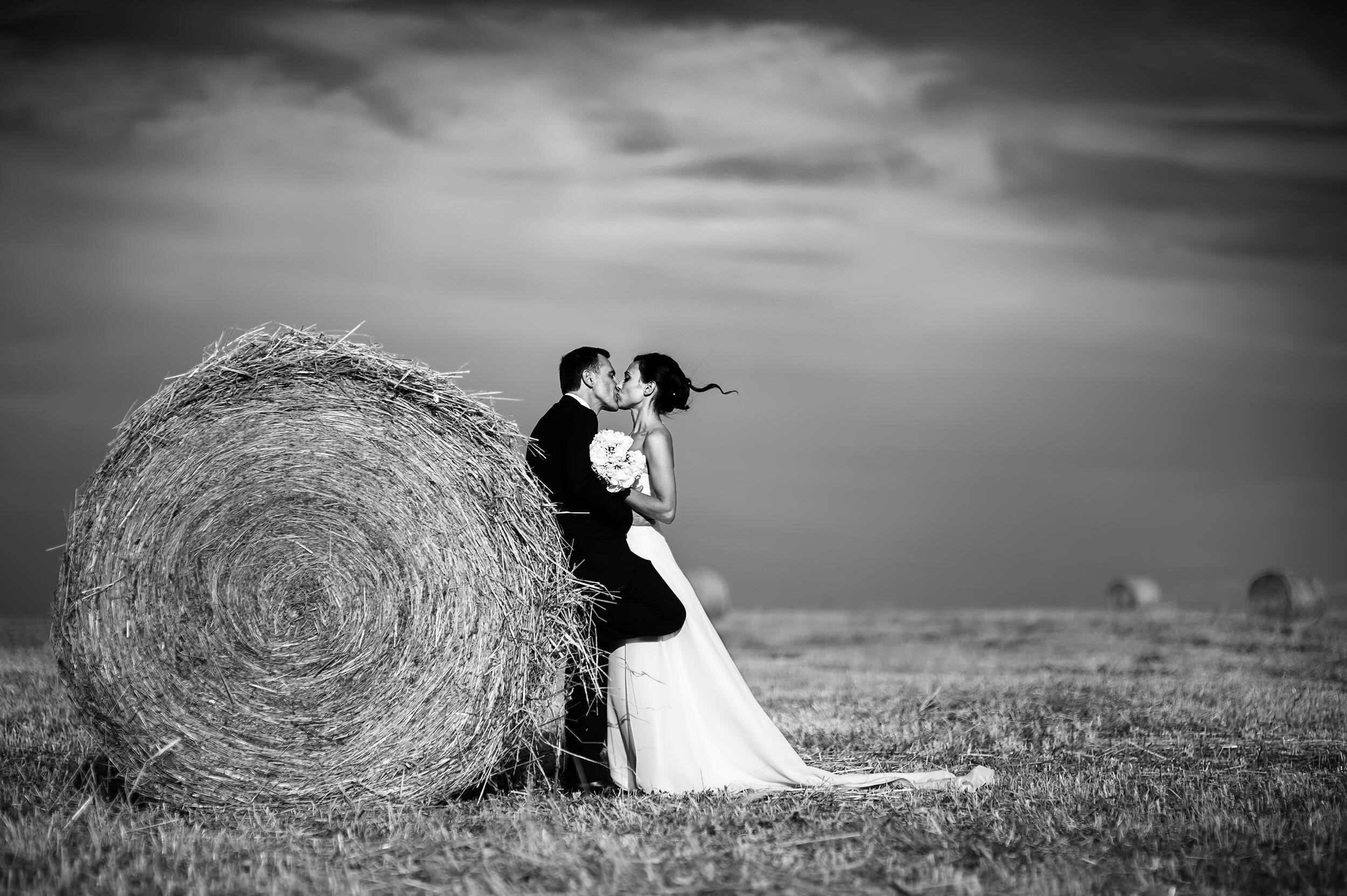 hay-bales-bride-and-groom-italy-countryside-black-and-white-wedding-photography.jpg