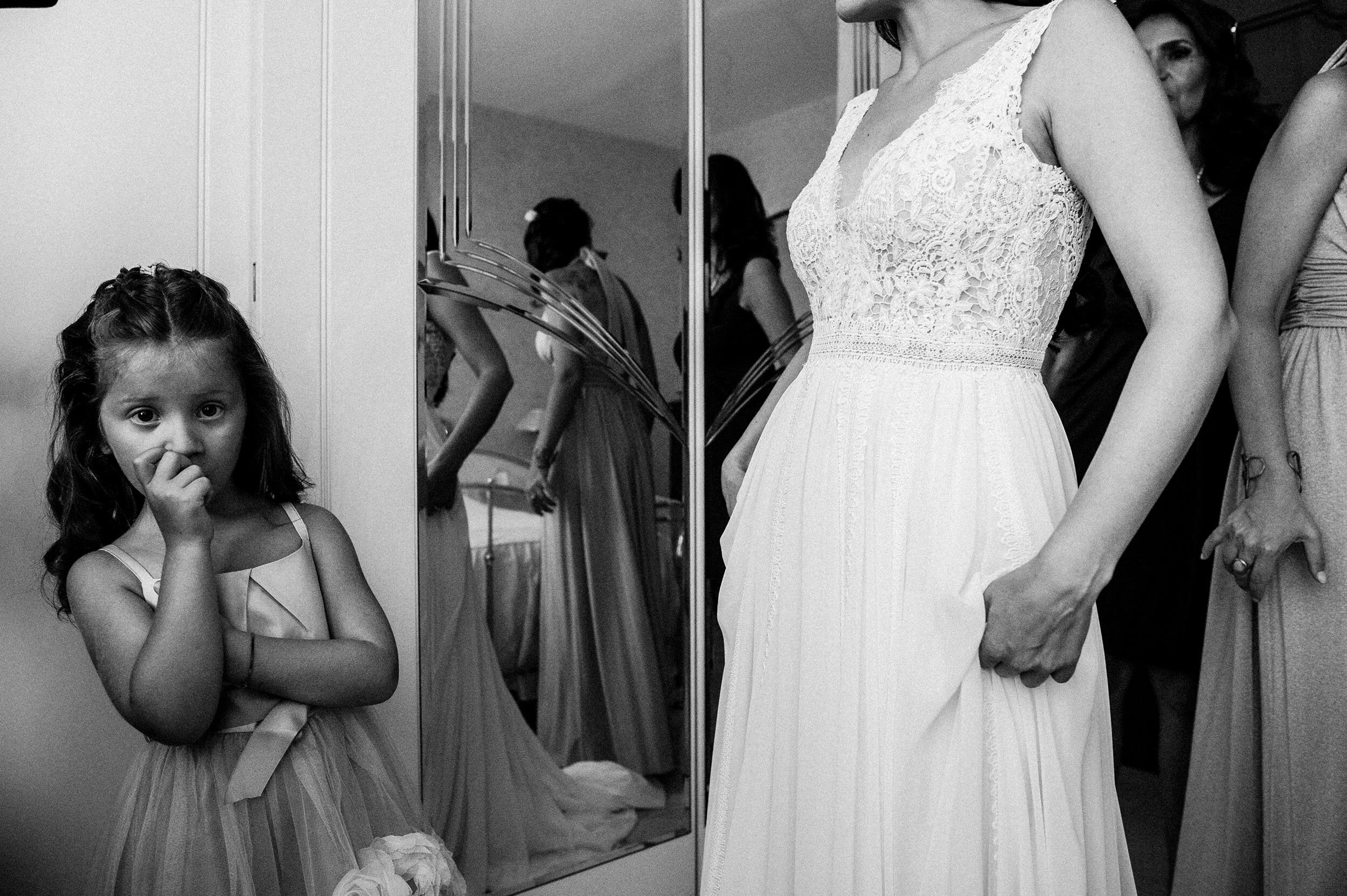 black and white italian wedding photojournalist getting ready film photographer alessandro avenali