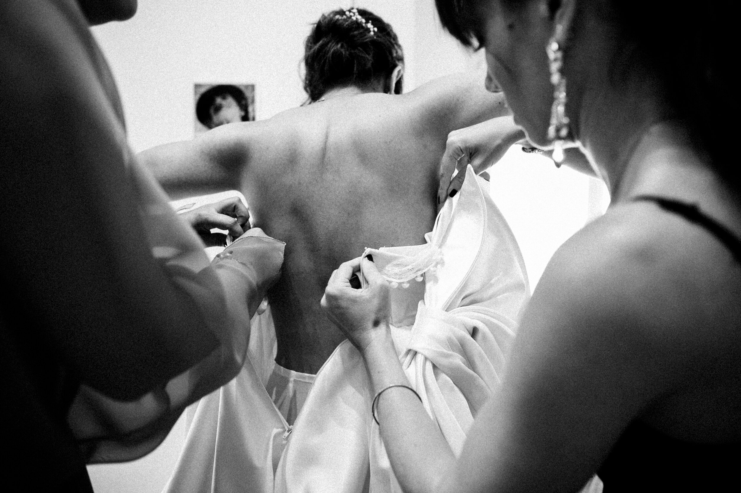 bride getting ready black and white wedding in rome film photography by alessandro avenali