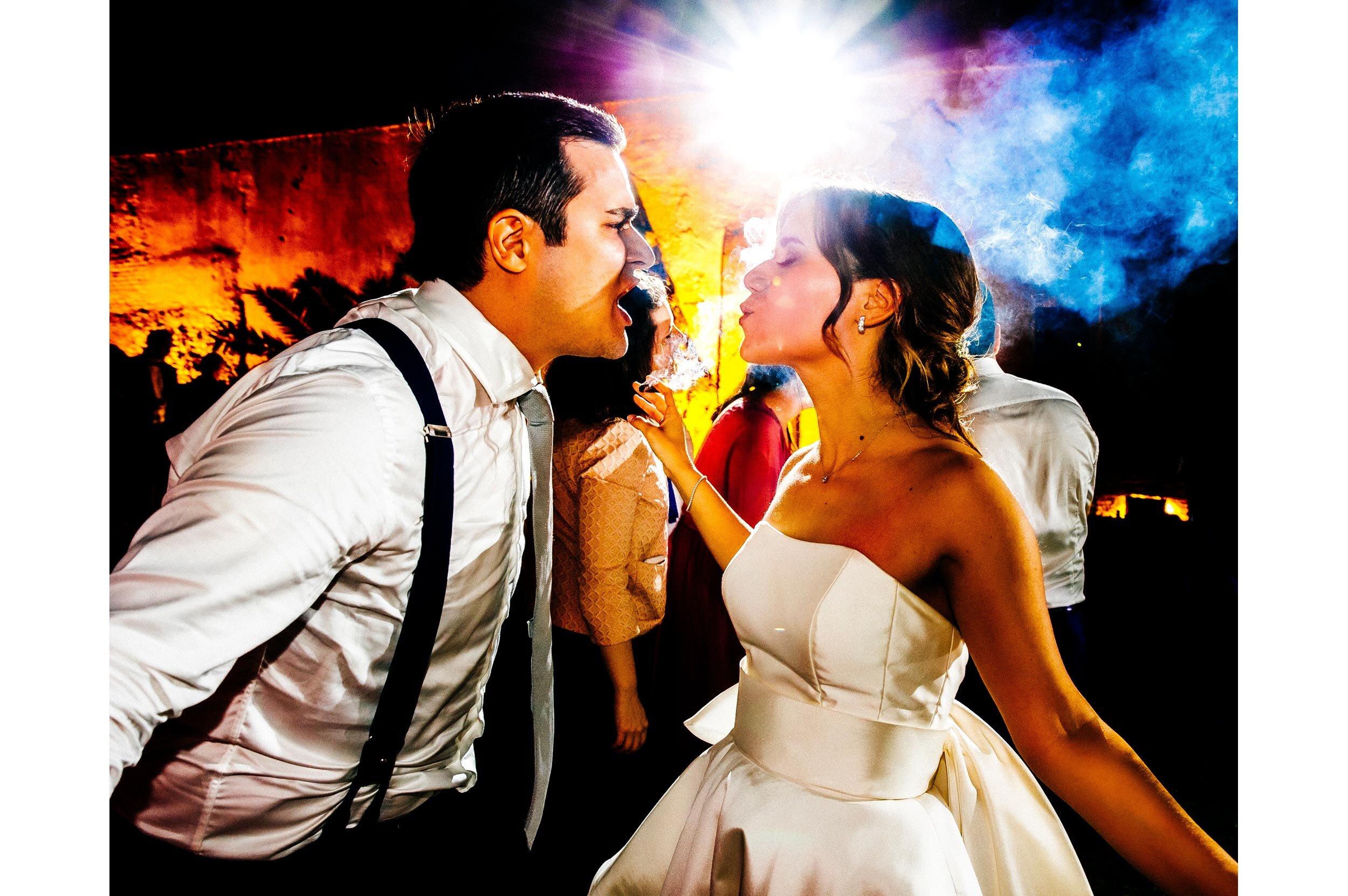 bride and groom first dance dancefloor rock bride wedding in rome photographer alessandro avenali complementary colors