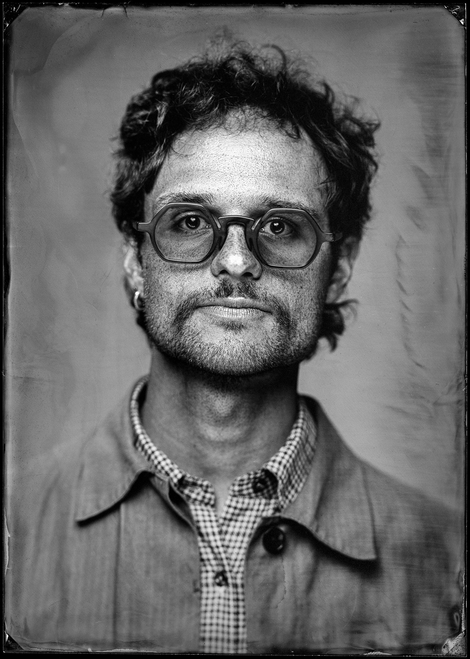 27-editorial-backstage-wet-plate-collodion-tintype-portrait-of-a-musician-n109.jpg