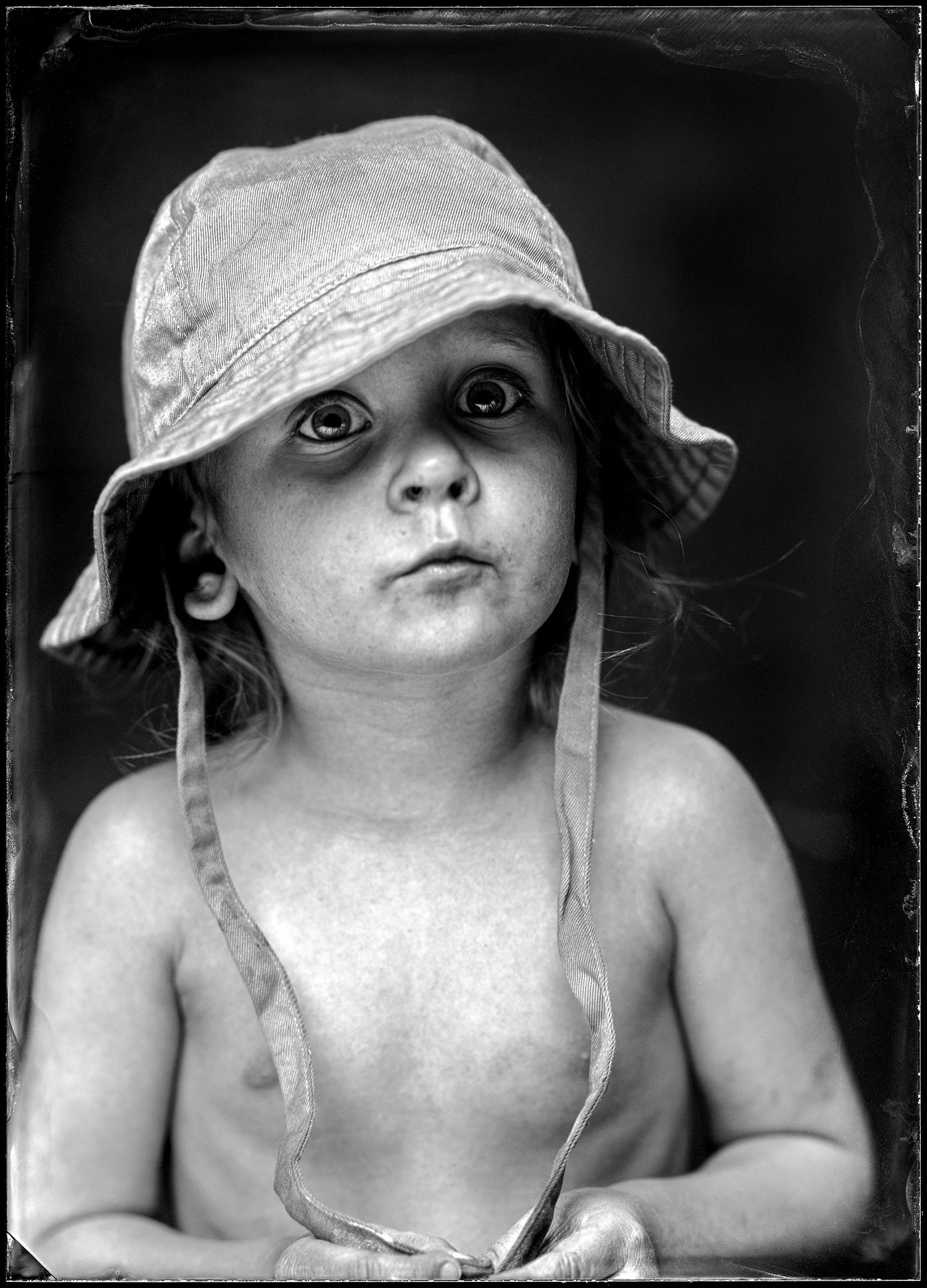 20-families-small-child-in-a-floppy-sun-hat-bare-shouldered-eyes-wide-hand-n82.jpg