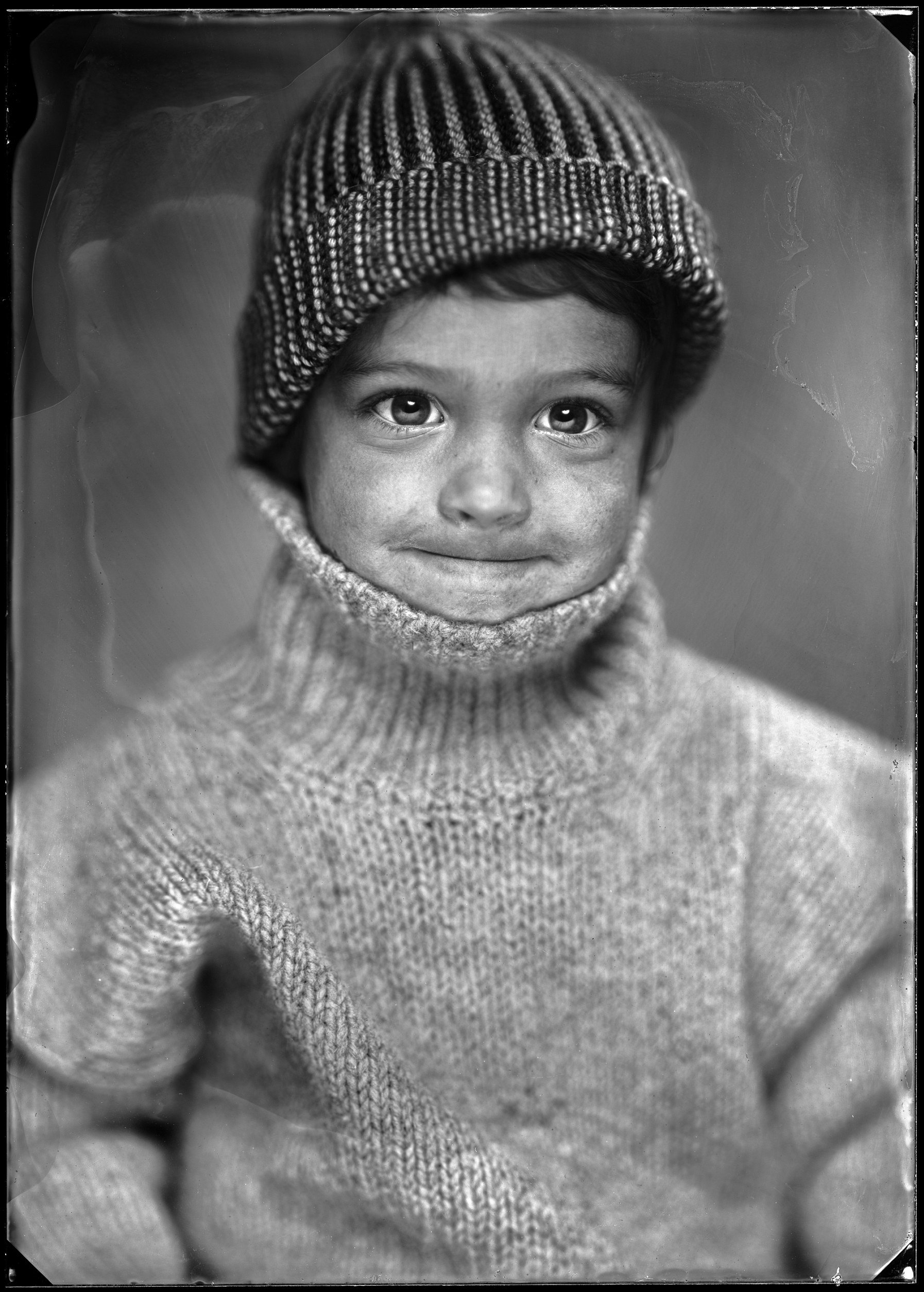 23-families-child-swallowed-by-an-enormous-turtleneck-and-knitted-cap-n78.jpg