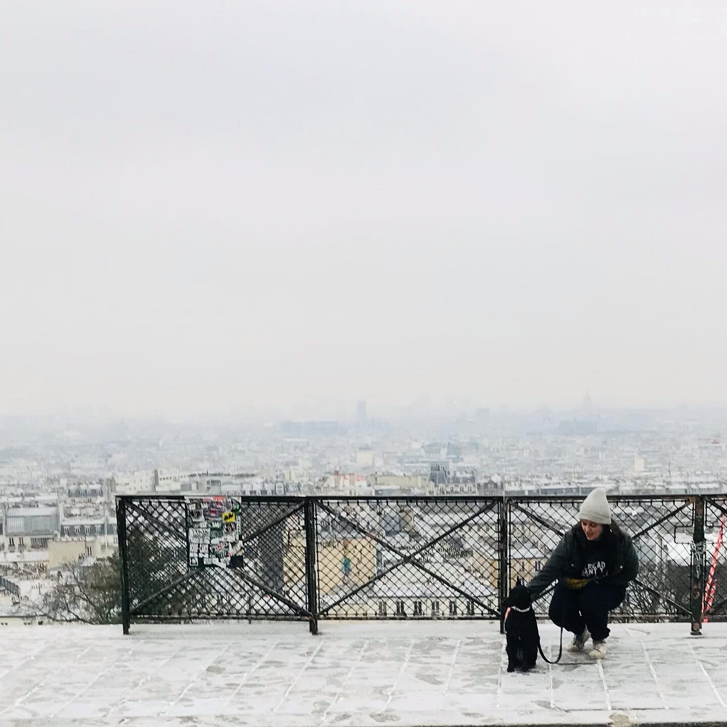 Une ville, deux filles, un r&ecirc;ve #parisneige #paris 🐕&zwj;🦺❄️