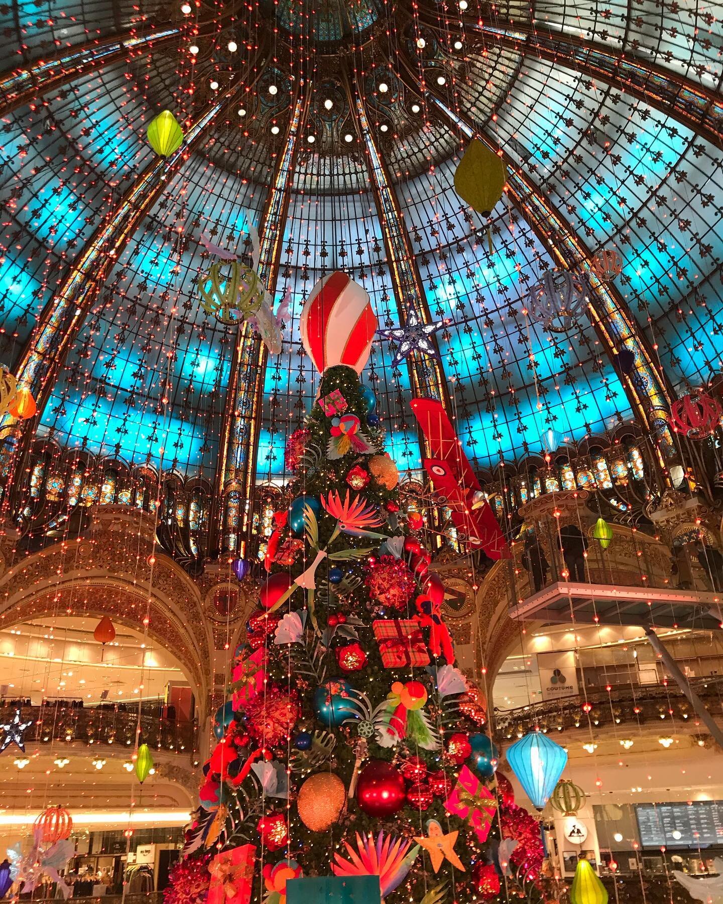 Schmaltzy heaven #christmas #paris