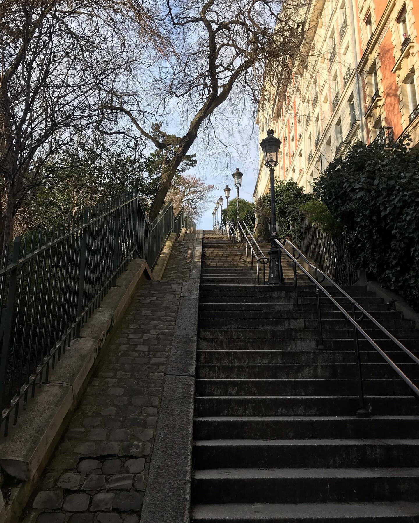 Sunny side up 🌞 #paris #montmartre