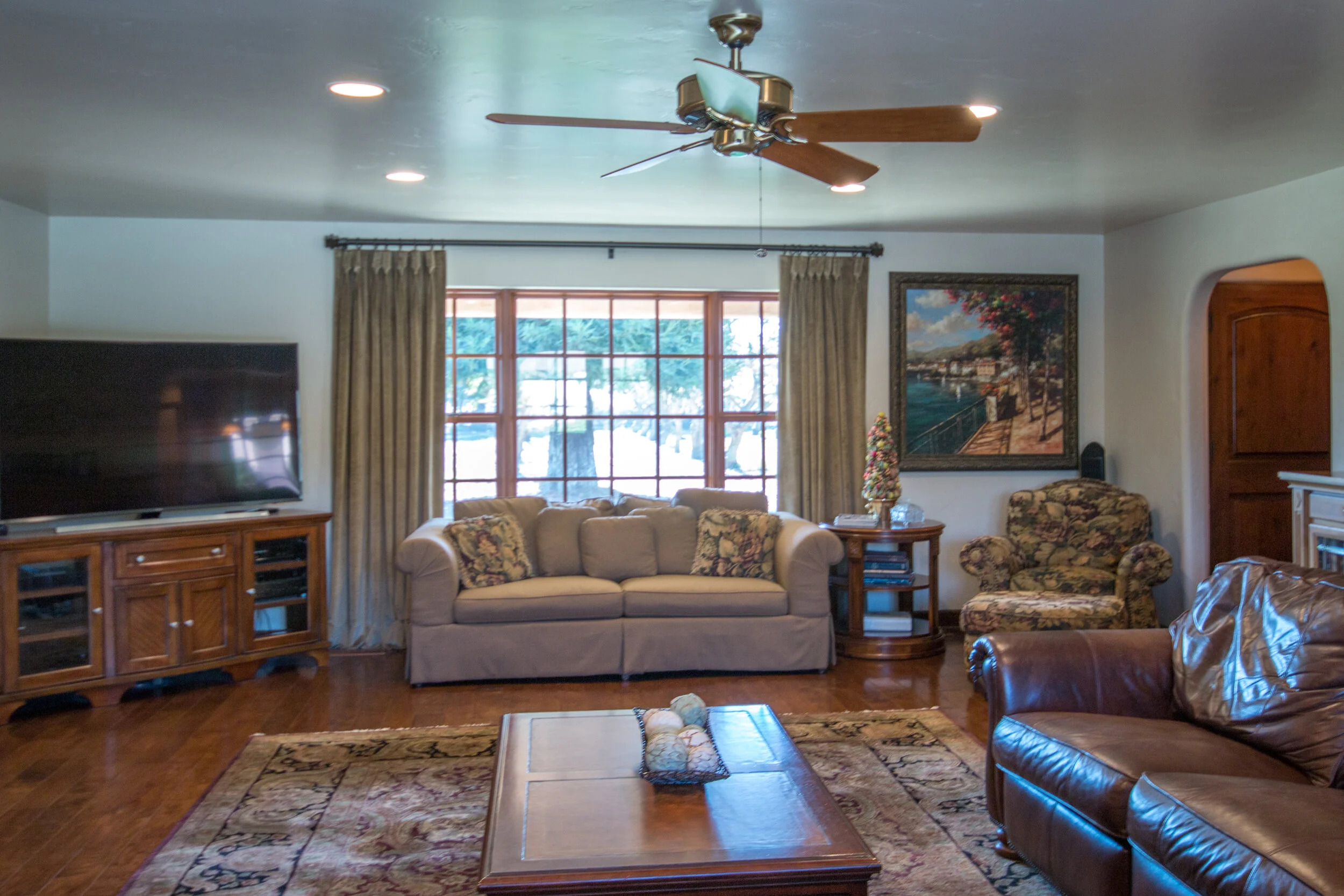 Open views in all rooms with custom windows