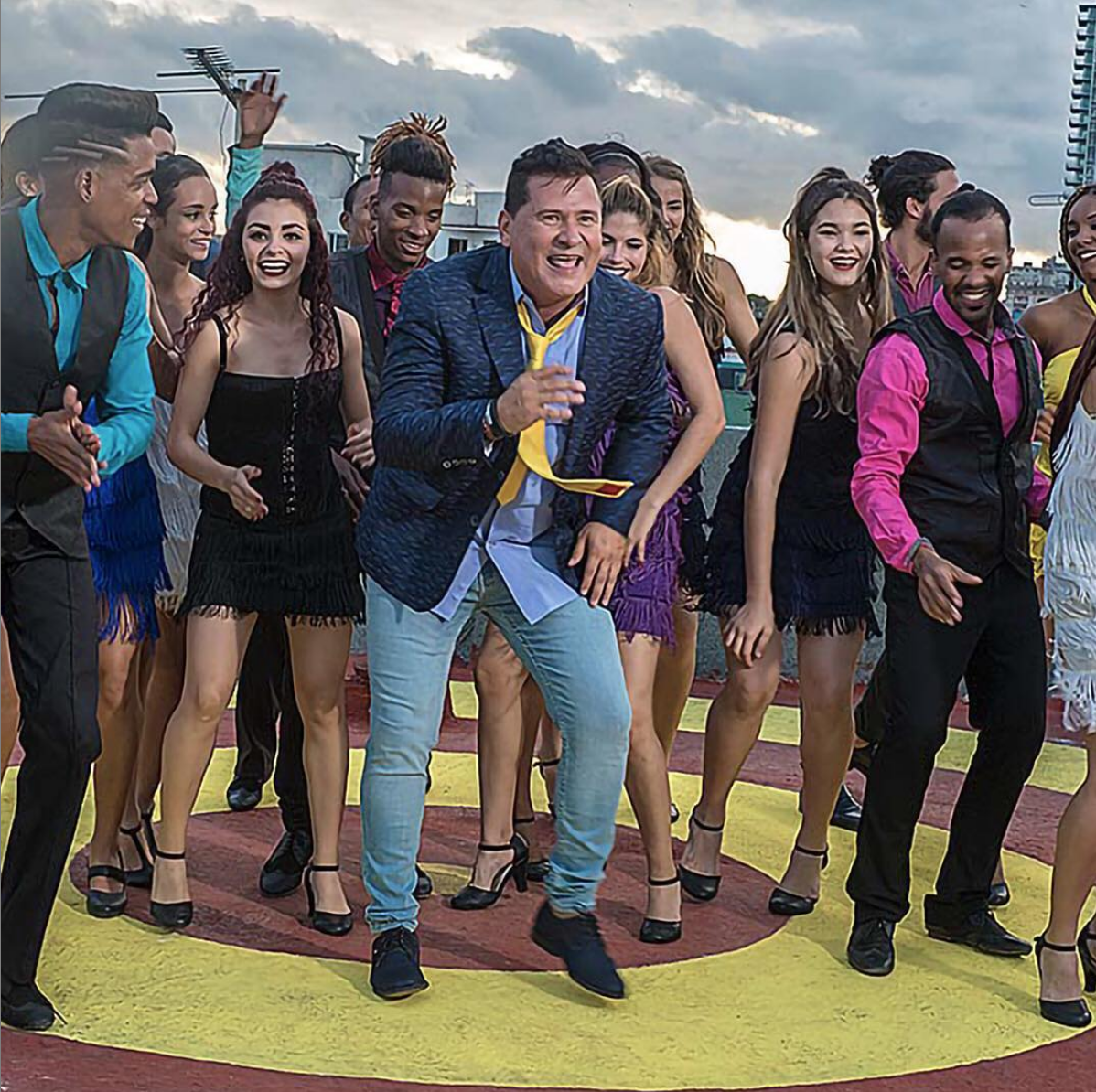 Roberto Antonio y bailarines en el detrás de las cámaras del video “La Vida es Una”, en la Habana, Cuba.