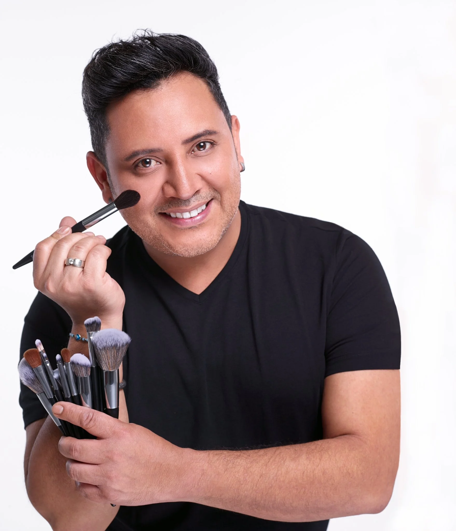 FRANZ MUÑOZ EL ESTILISTA DE LAS ESTRELLAS LANZA SU NUEVA COLECCIÓN DE BROCHAS ECOLÓGICAS