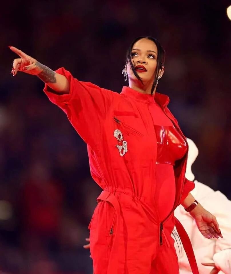 Rihanna deslumbra con sus mejores &eacute;xitos en el Superbowl 2023. El vestuario de su propia casa de moda Fenty, era el centro de atenci&oacute;n en color rojo de pie a cabeza, en contraste al las sudaderas color blanco de sus bailarines. Tambi&ea