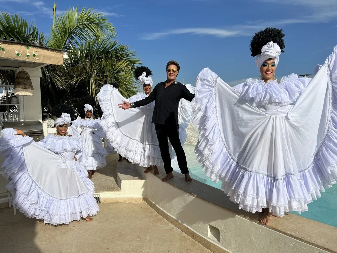 El galardonado ícono mexicano, Fernando Allende, se une al multipremiado Rudy Pérez para lanzar “Un Millón de Besos” celebrando 50 años de carrera artística