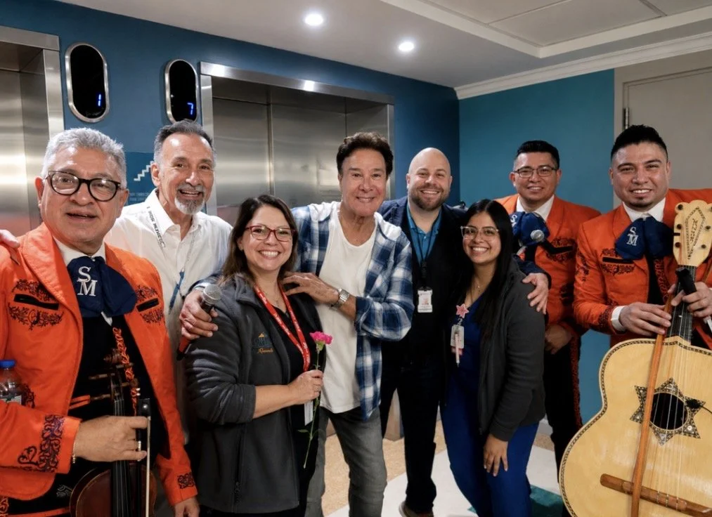 Fernando Allende lleva música, esperanza y emoción a pacientes y madres en Puerto Rico Children’s Hospital y Bayamón Medical Center