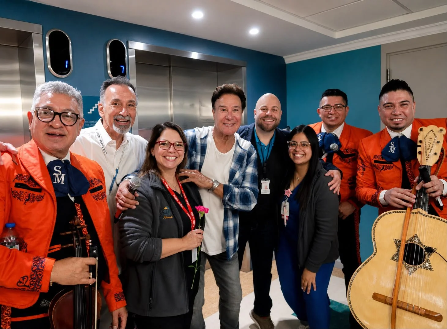 Fernando Allende lleva música, esperanza y emoción a pacientes y madres en Puerto Rico Children’s Hospital y Bayamón Medical Center