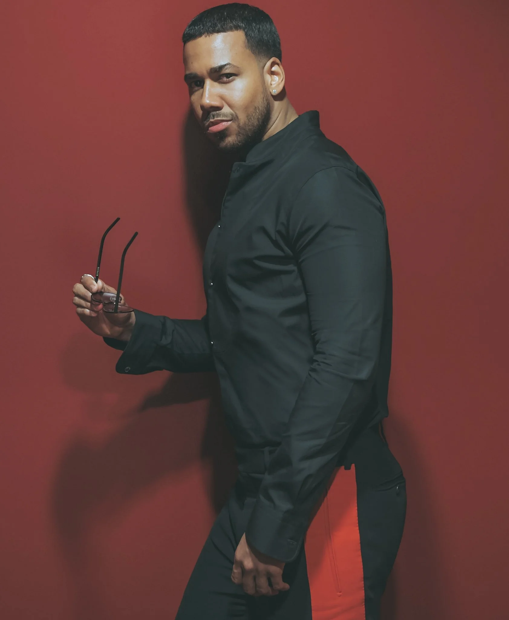 1591366-1683x2048-samsung-hd-romeo-santos-background-photo.jpg