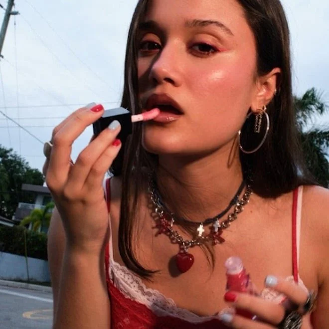 JOAQUINA ES NOMBRADA NUEVA EMBAJADORA DE E.L.F. Y LANZA “YA NO ESTOY” // JOAQUINA NAMED E.L.F.’S NEWEST BRAND AMBASSADOR AND RELEASES “YA NO ESTOY”