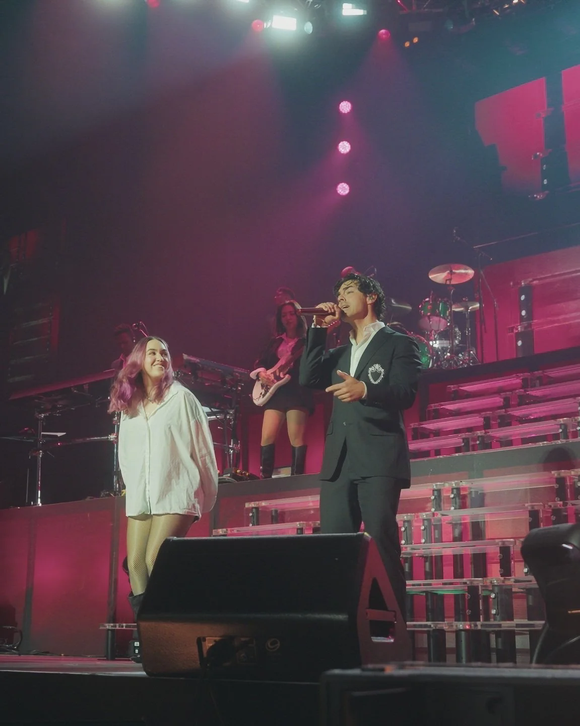 ELA TAUBERT se reúne con los Jonas Brothers en Miami para interpretar “¿Cómo Pasó?” durante su gira