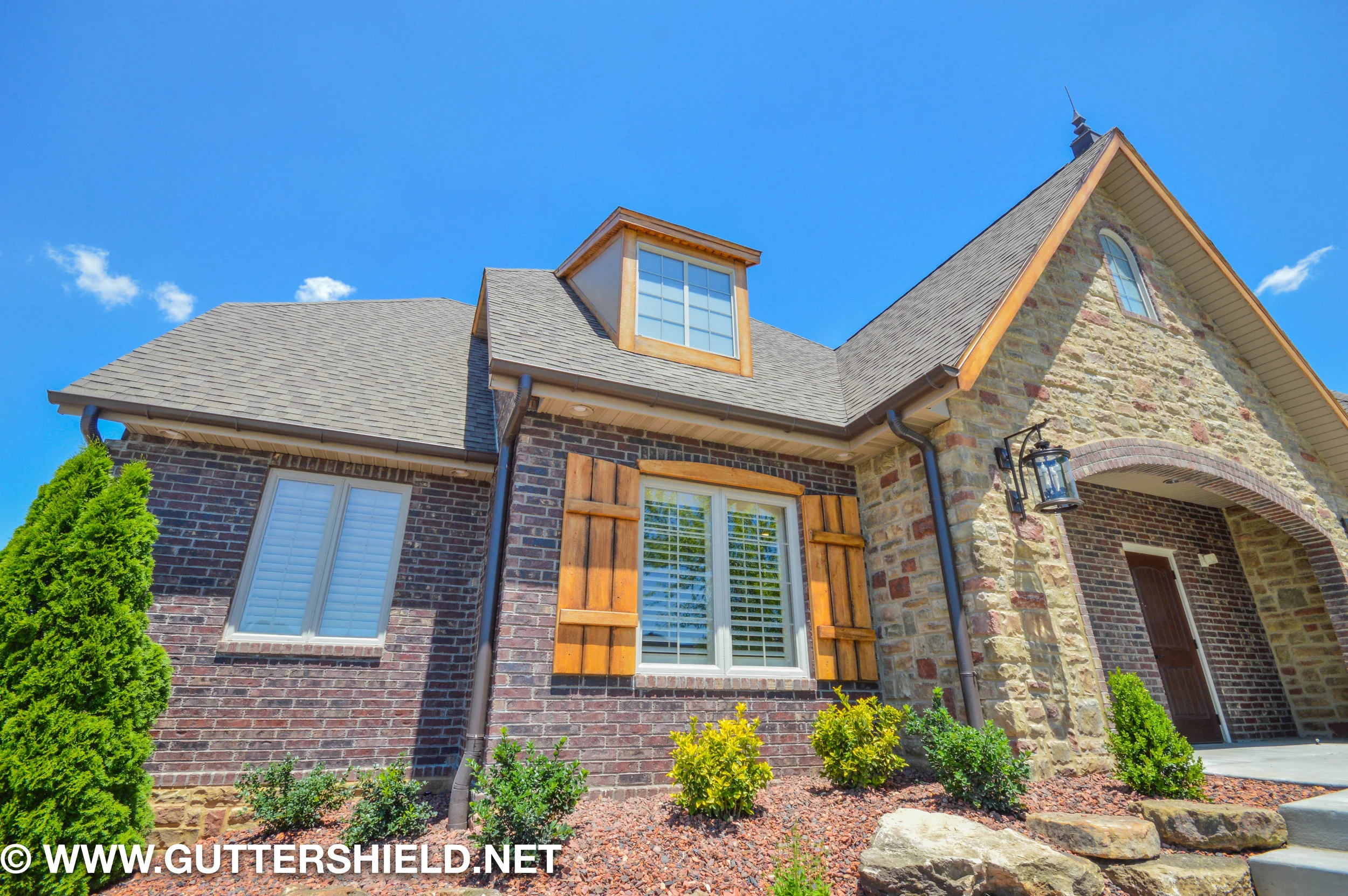gutter-shield-half-round-gutter-commercial.jpg-1-4.jpg