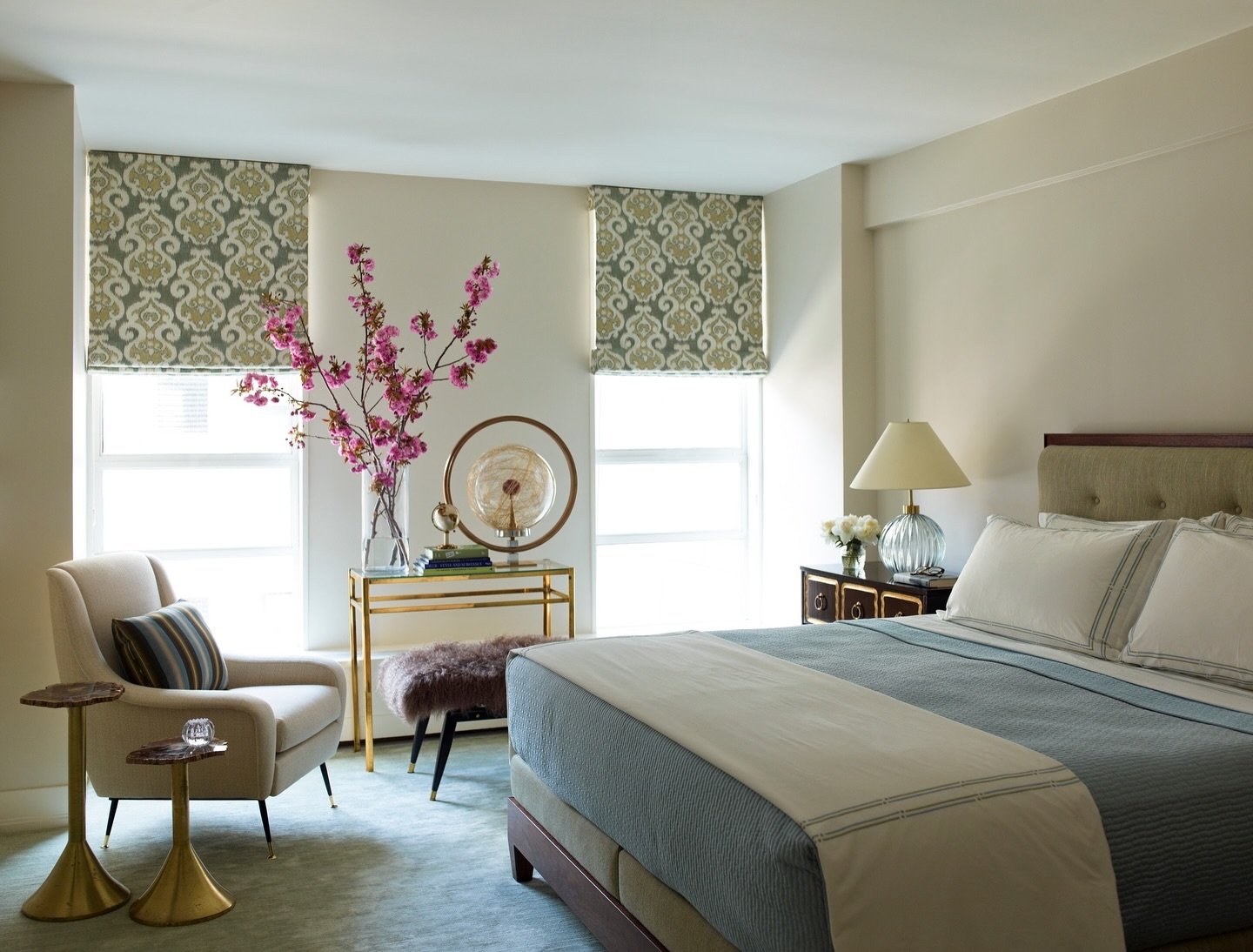 A softer blue and green #colorstory in this primary bedroom allows the unique forms in the space to create the visual interest. #designthinking⁠
⁠
⁠
⁠
⁠
⁠
⁠
📷 @ericpiasecki⁠
⁠
⁠
⁠
⁠
#gideonmendelson #whatdesigncando #mendelsongroup #designlife #inte