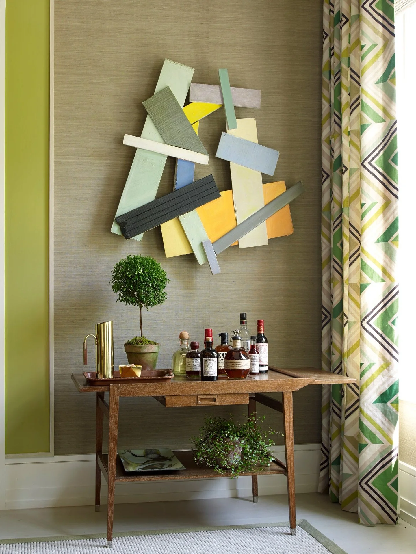 Art goes beyond paintings and photography. This wood wall sculpture adds interest and personality to the corner of a Hamptons dining room.⁠
⁠
⁠
⁠
⁠
⁠
📷 @ericpiasecki⁠
⁠
⁠
⁠
⁠
⁠
#gideonmendelson #whatdesigncando #mendelsongroup #designlife #interiori