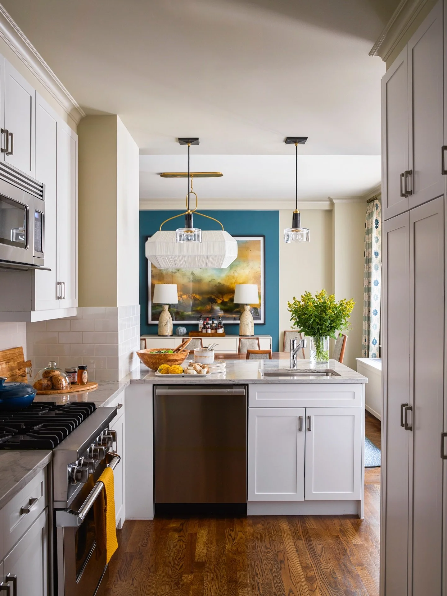 A palette of teals and neutrals tie together a kitchen and dining room in this open concept Upper West Side space. #openkitchen #openkitchendesign⁠
⁠
⁠
⁠
⁠
⁠
📷 @ericpiasecki⁠
⁠
⁠
⁠
⁠
⁠
#mendelsongroup #gideonmendelson #designerdad #whatdesigncando #
