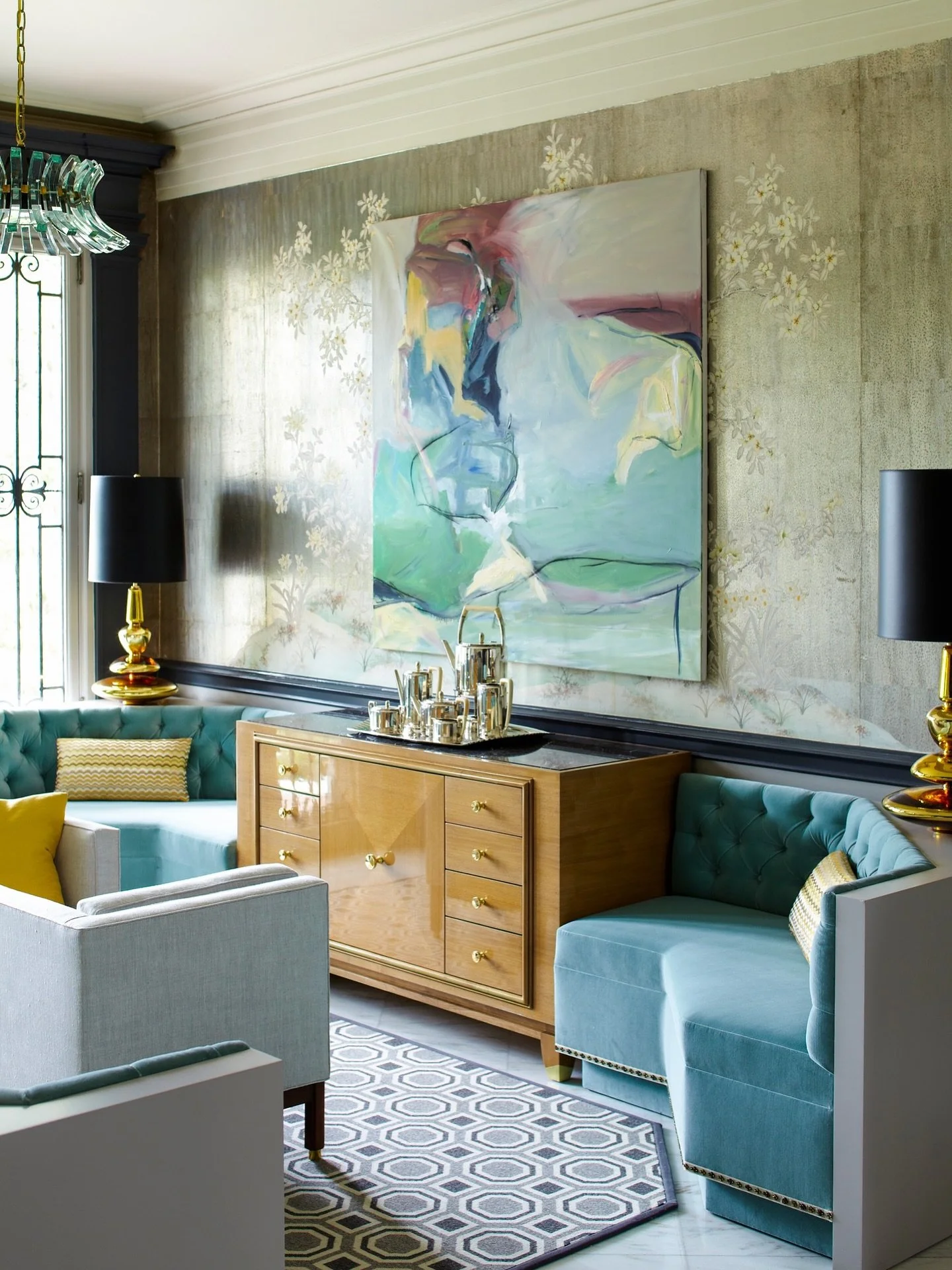 A pair of custom #madebymendelson buffets in oak, marble,and brass anchor this entertaining space in Scarsdale. #customfurniture⁠
⁠
⁠
⁠
⁠
⁠
📷 @ericpiasecki

#mendelsongroup #gideonmendelson #designerdad #whatdesigncando #dreamhome #homedesign #inter