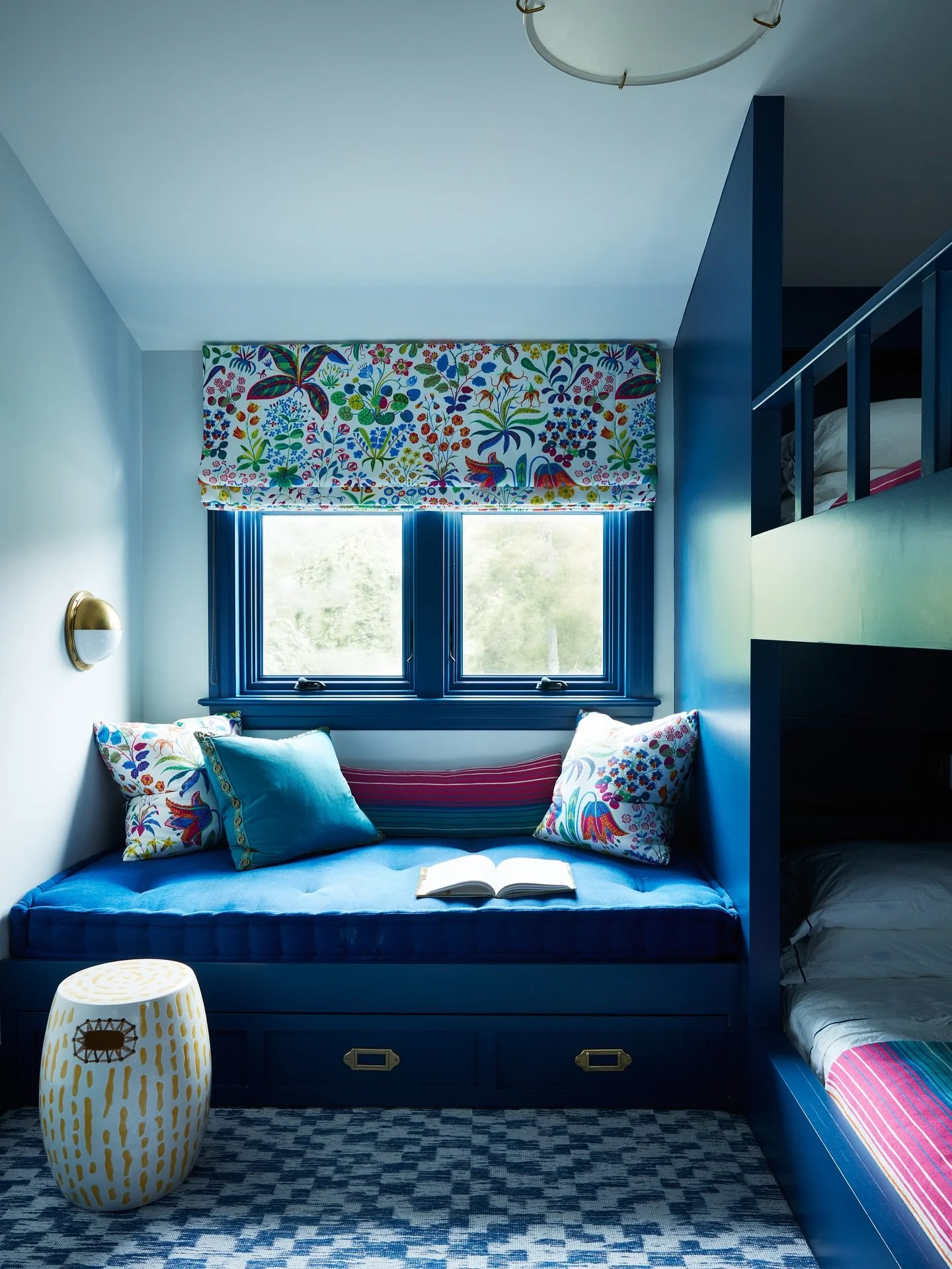 In our North Fork project, we took on the challenge of this small room and turned it into a playful bunk room that sleeps three. ⁠
⁠
⁠
⁠
⁠
⁠
⁠
📷 @timlenzphoto⁠
⁠
⁠
⁠
⁠
⁠
#gideonmendelson #mendelsongroup #whatdesigncando #designerdad #nydesigner⁠ #ho