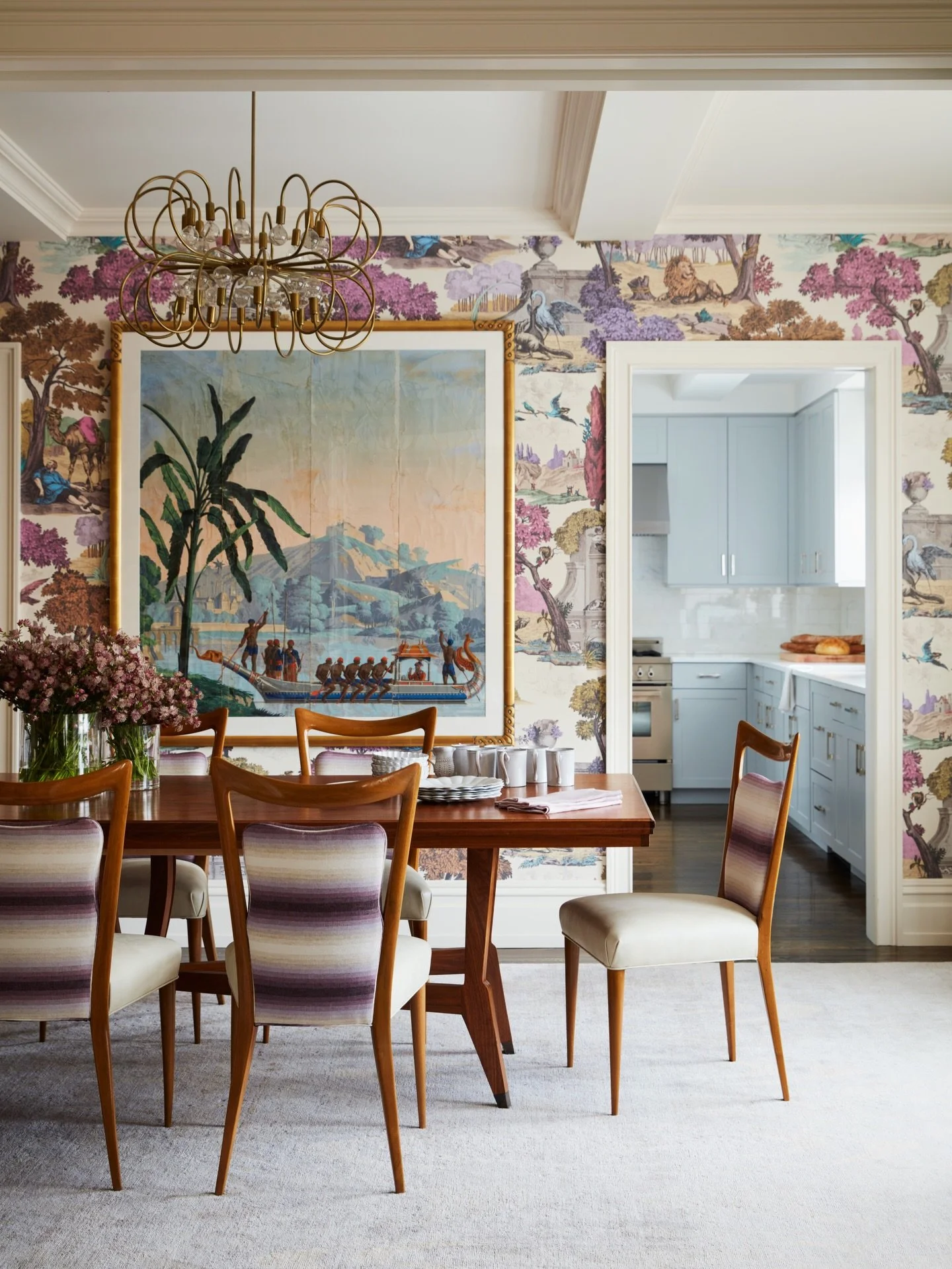 This @cole_and_son_wallpapers dictated the color and tone of this Upper West Side dining room. The other choices in the room coordinate with the paper also allow it to pop. #designthinking⁠
⁠
⁠
⁠
⁠
⁠
📷 @timlenzphot⁠
⁠
⁠
⁠
⁠
#mendelsongroup #gideonme