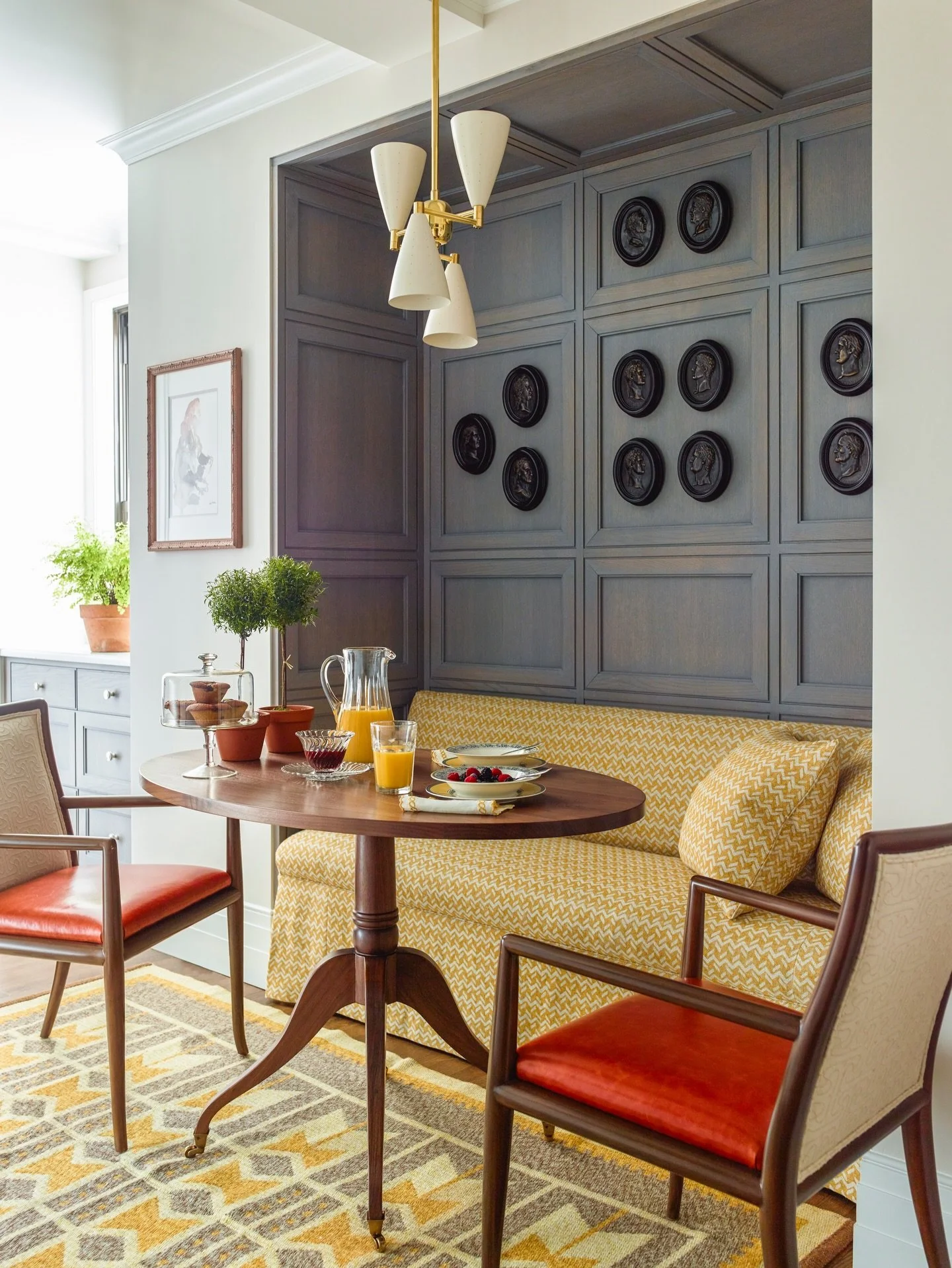 We introduced grey-stained paneling in this breakdast nook to visually define the space within the kitchen⁠. #designthinking⁠
⁠
⁠
⁠
⁠
⁠
⁠📷 @ericpiasecki⁠
⁠
⁠
⁠
⁠
⁠
#gideonmendelson #mendelsongroup #whatdesigncando #designerdad #interiordesignnewyork