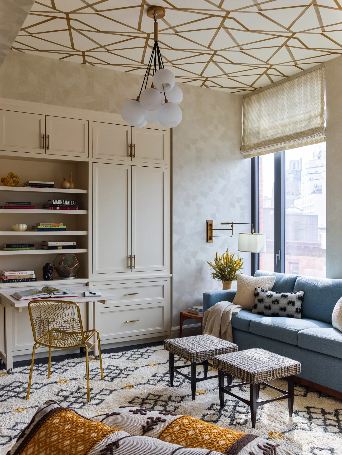 In this room, we placed the pattern on the floor and the ceiling. This placement moves the eye up and down instead of around the room - creating a different experience from the rooms around it. ⁠
⁠
⁠
⁠
⁠
⁠
⁠📷 @ericpiasecki⁠
⁠
⁠
⁠
⁠
⁠
⁠
#gideonmendel