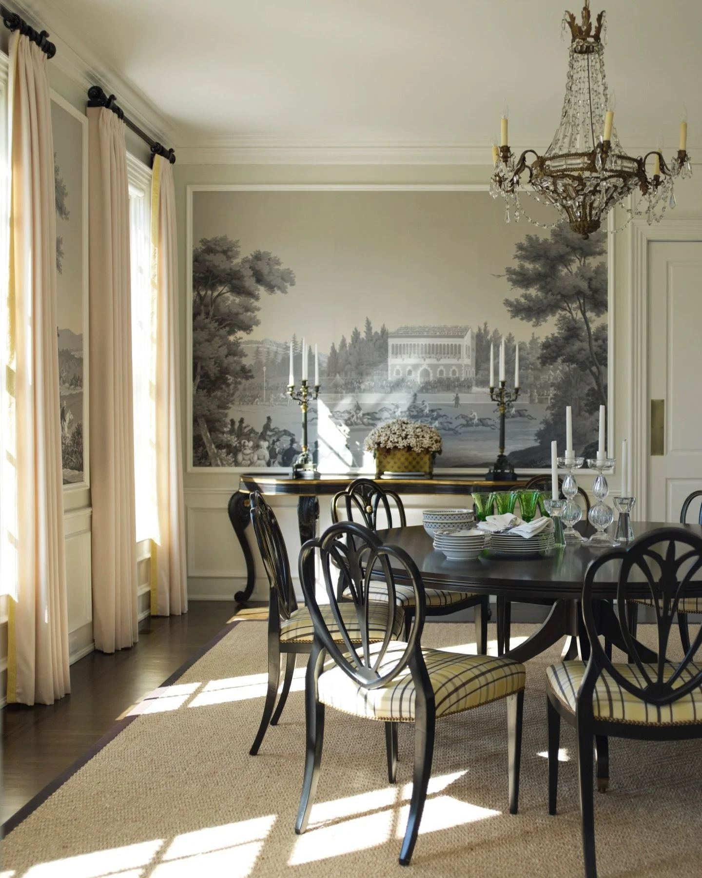 The pieces in this Westchester dining room are traditional. However, the greyscale color story feels edgy and moody. This combination gives the space its unique personality. ⁠#itsinthemix⁠
⁠
⁠
⁠
⁠
⁠
📷 @ericpiasecki⁠
⁠
⁠
⁠
⁠
⁠
#mendelsongroup #gideon