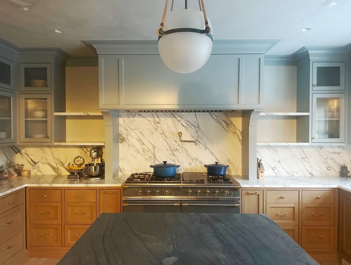 The kitchen at #TheManhassetProject is nearing completion. I love the combination of materials in this room that creates visual interest. ⁠
⁠
⁠
⁠
⁠
⁠
⁠
#mendelsongroup #gideonmendelson #whatdesigncando #kitchenremodel