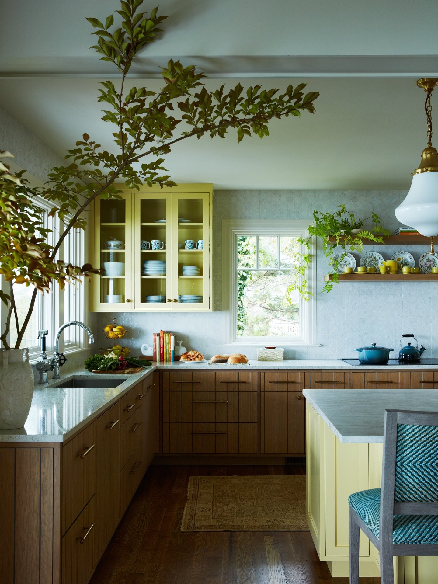 A pop of yellow adds some cheer to this North Fork Kitchen. Who&rsquo;s ready for spring?⁠
⁠
⁠
⁠
📷 @timlenzphoto⁠
⁠
⁠
⁠
⁠
#gideonmendelson #whatdesigncando #mendelsongroup #northfork #kitchengoals