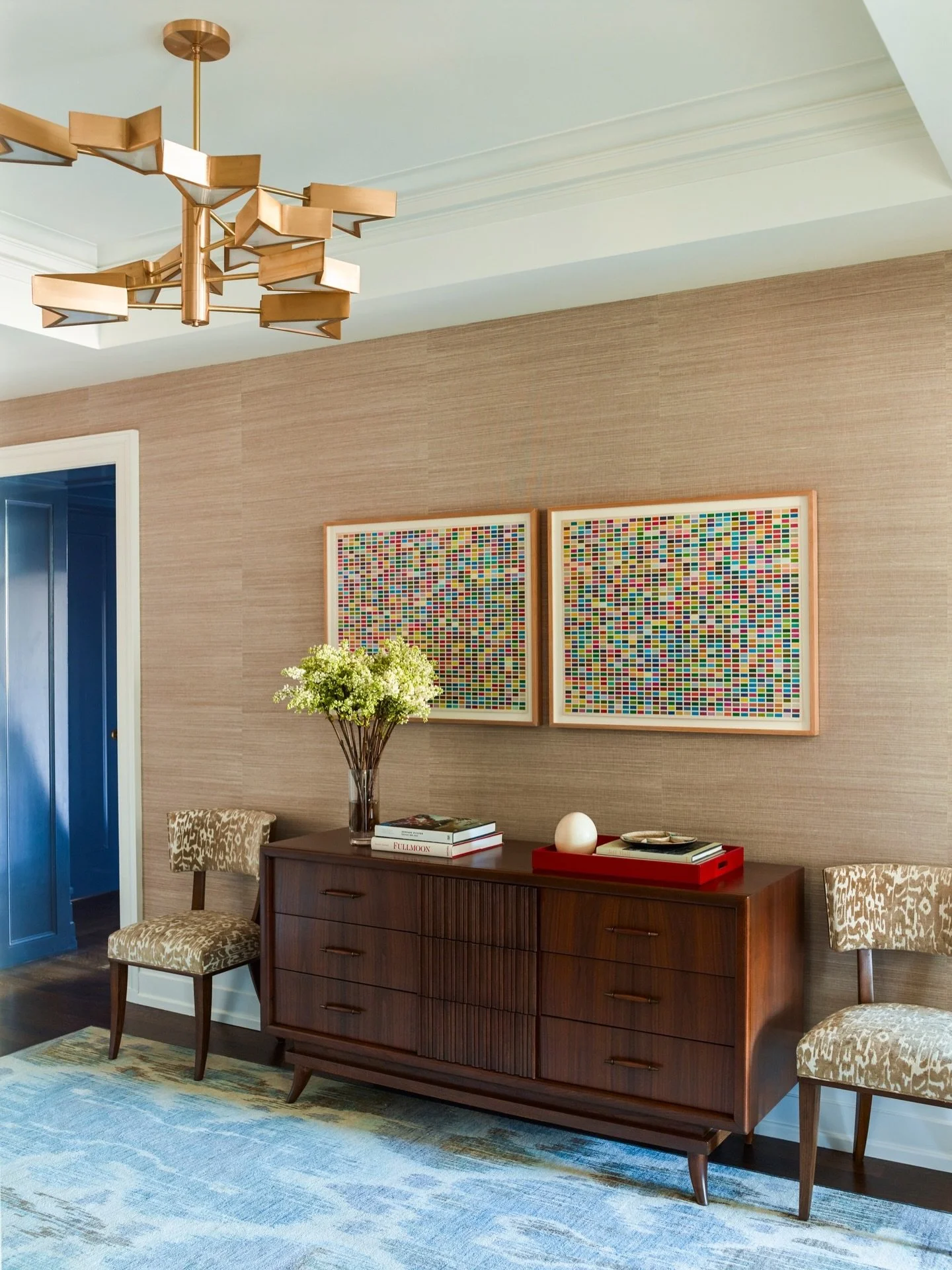 The goal in this entryway was to curate a collection of pieces that still allowed our clients&rsquo; art pop. ⁠#entrywayideas

📷 @ericpiasecki

#gideonmendelson #mendelsongroup #whatdesigncando #nydesigner⁠
⁠