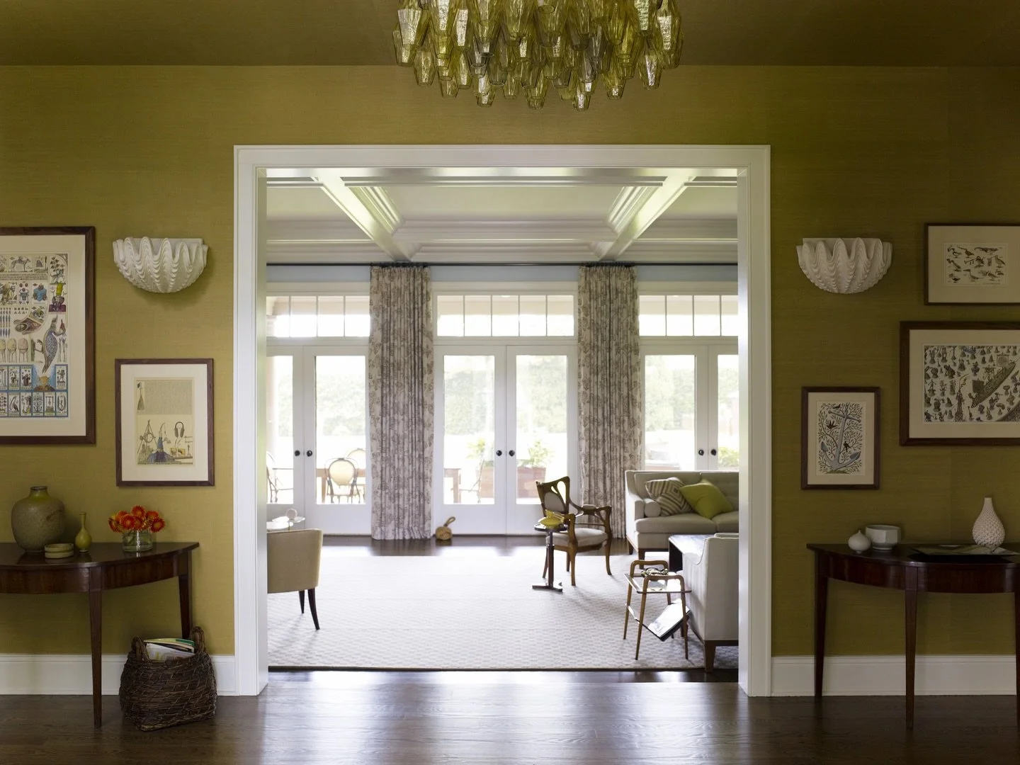 Olive is a strong yet versatile color. It goes so well with lots of different tones. It works in both small doses or to saturate an entire room. ⁠
⁠
⁠
⁠
⁠
⁠
📷 ericpiasecki⁠
⁠
⁠
⁠
⁠
⁠
⁠
#gideonmendelson #whatdesigncando #mendelsongroup #colorstory #o